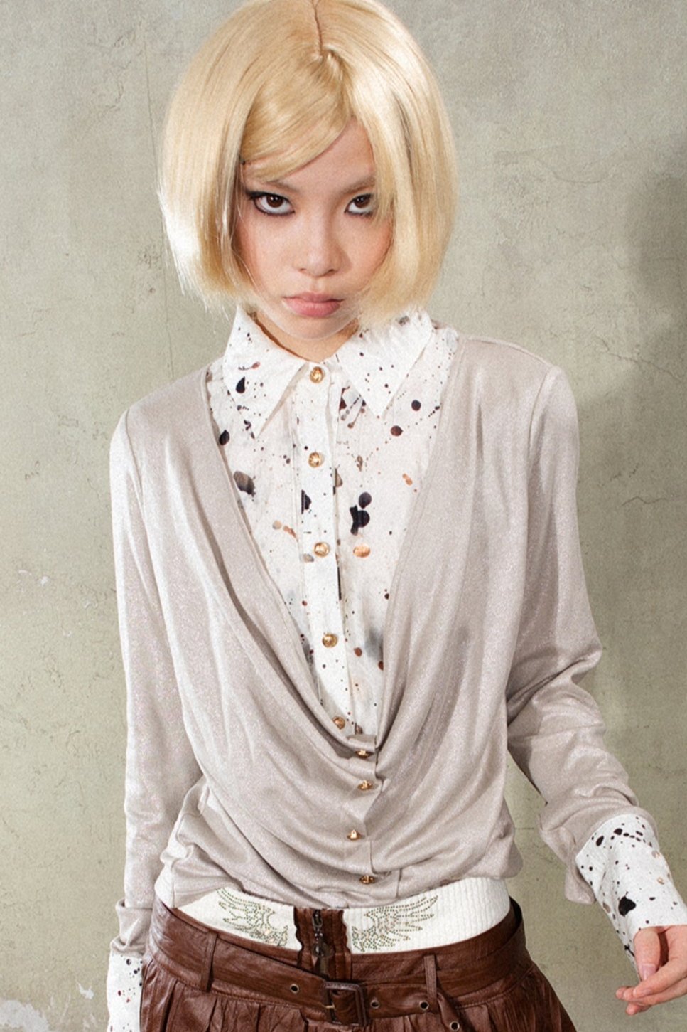 Cardigan du bouton de drapé de perle