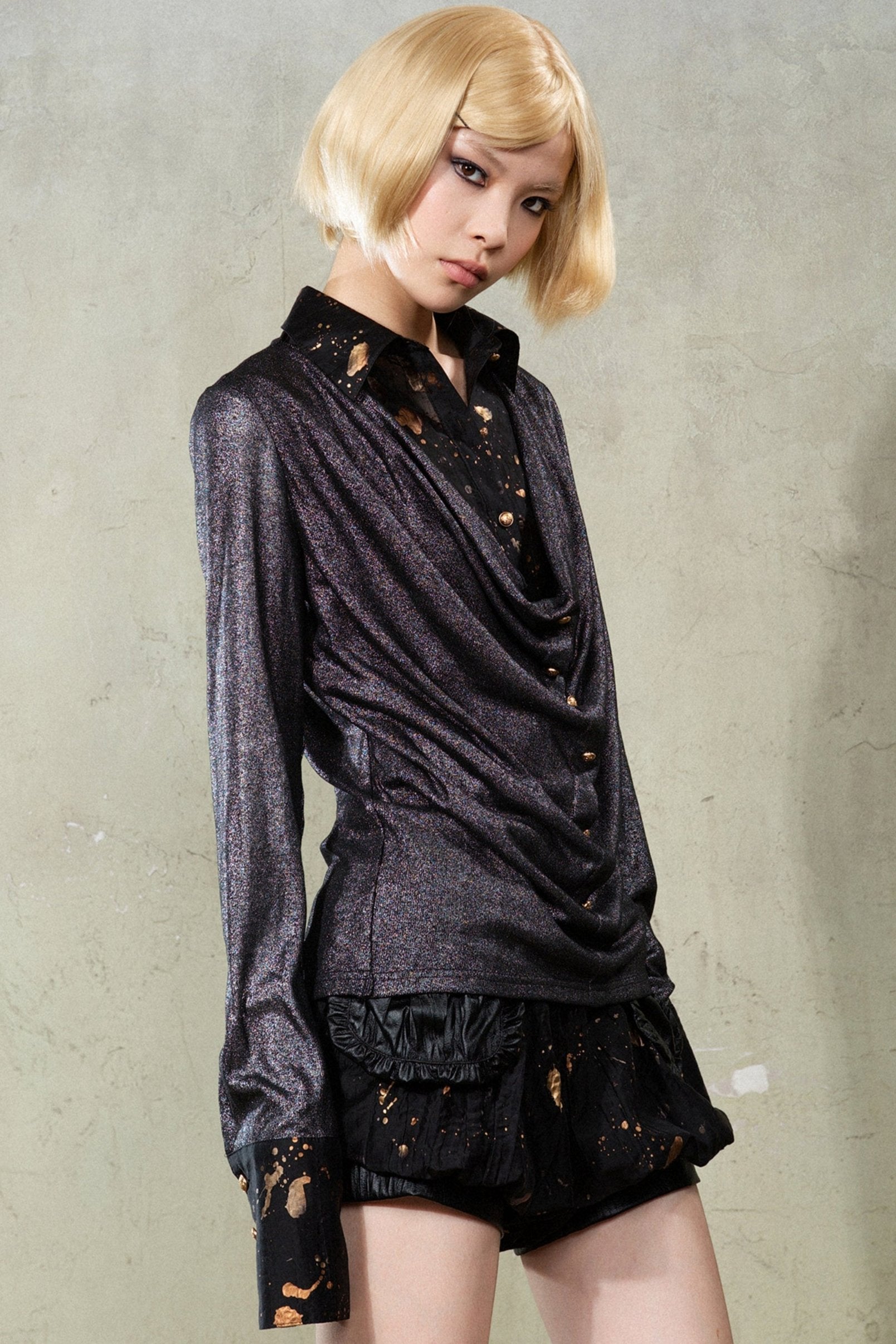 Cardigan du bouton de drapé de perle