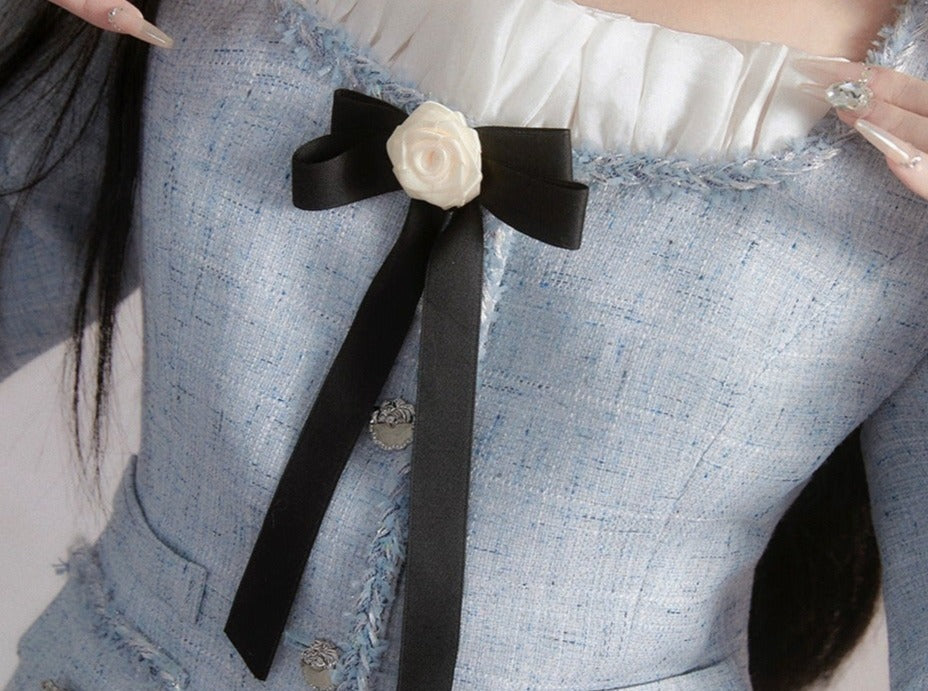 Blazer en tweed bleu pastel et jupe plissée avec garniture en dentelle