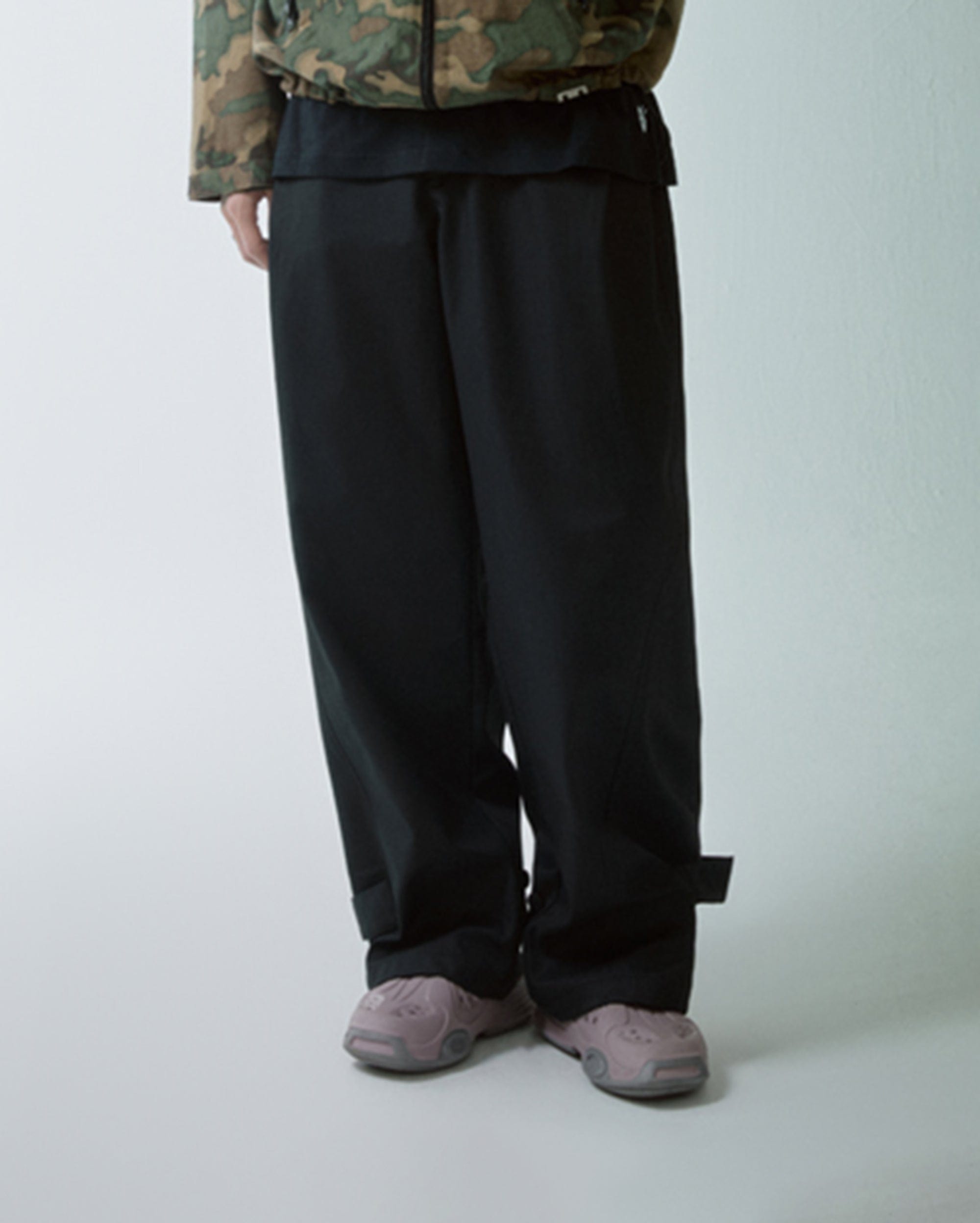 릴렉스핏 와이드 레그 블랙 팬츠