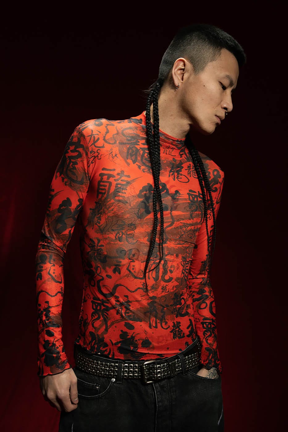 Rotes Rollkragenoberteil aus Netzstoff mit chinesischem Kalligraphie-Print