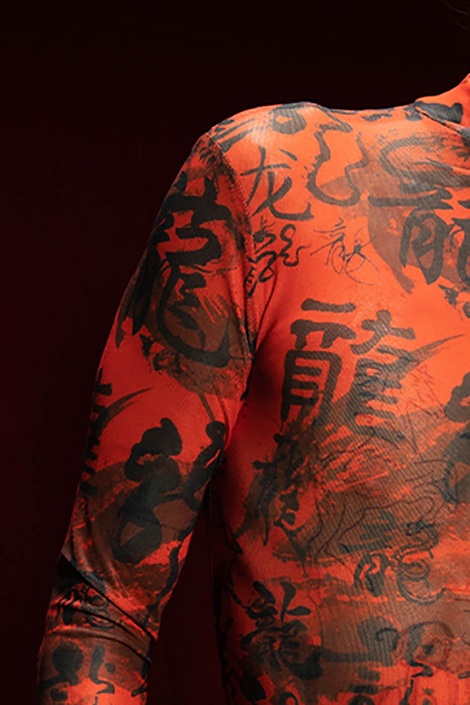 Rotes Rollkragenoberteil aus Netzstoff mit chinesischem Kalligraphie-Print