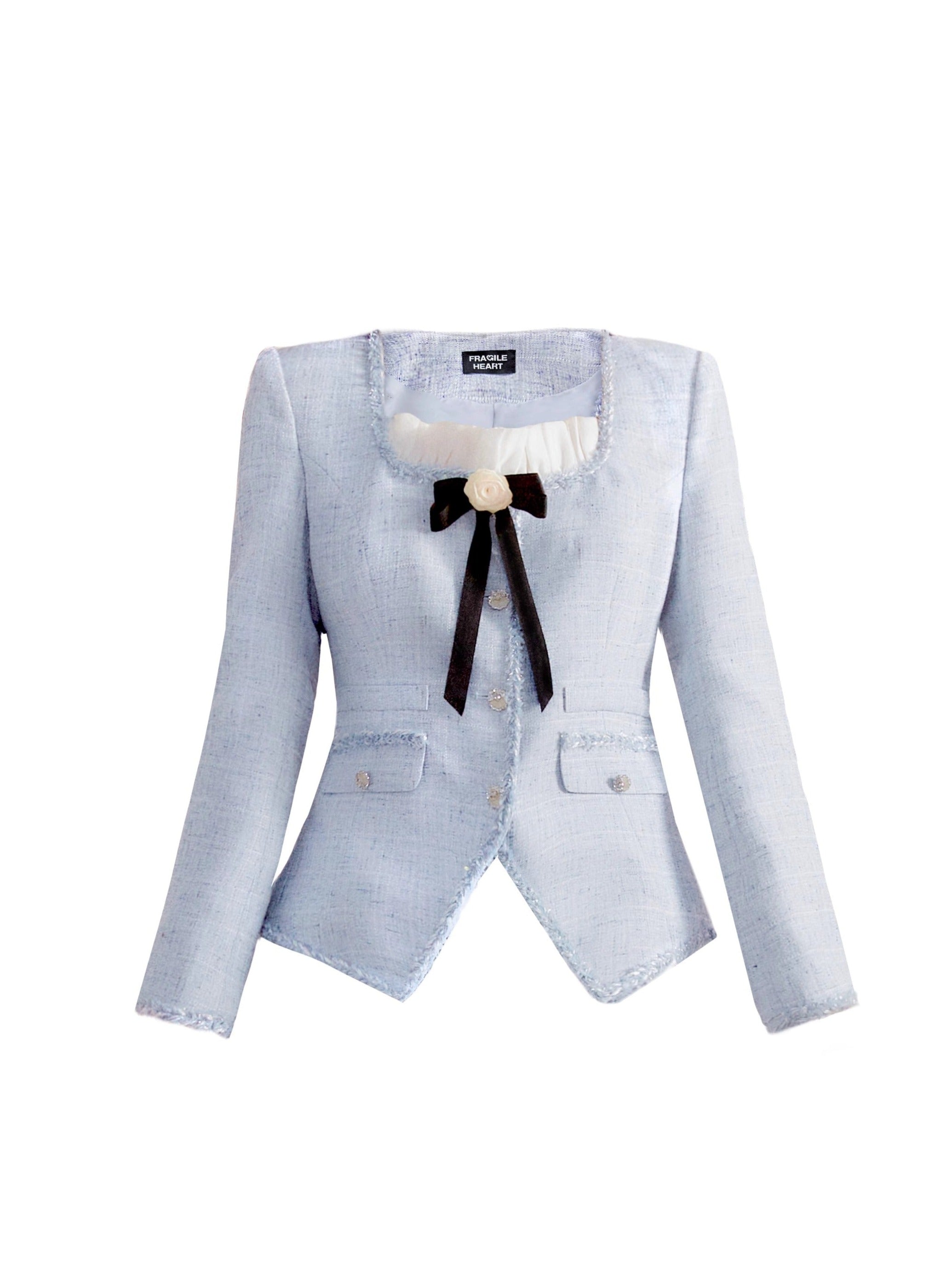 Blazer en tweed bleu pastel et jupe plissée avec garniture en dentelle