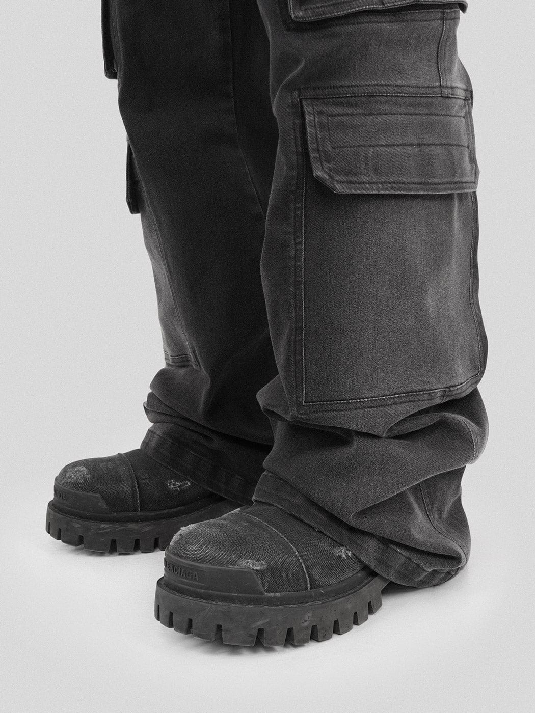 Jeans de carga negra gradiente de bolsillos múltiples