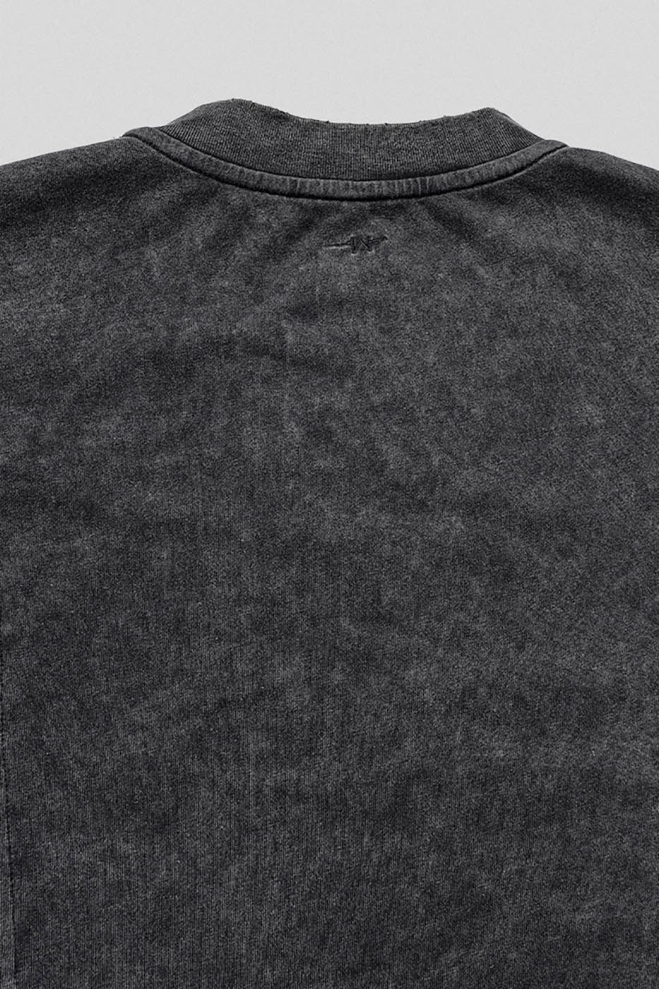 Camiseta negra estructurada lavada