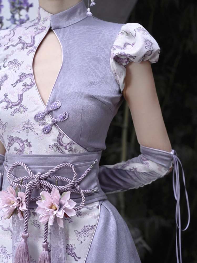 Dragon Cheongsam -Kleid und Quastengürtel