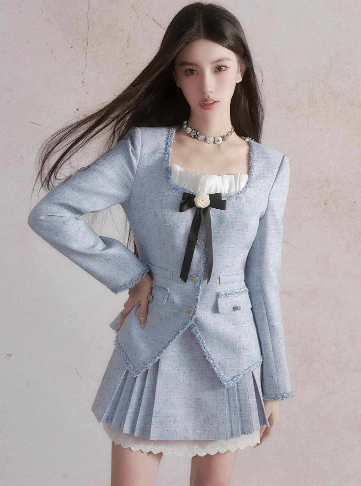 Blazer en tweed bleu pastel et jupe plissée avec garniture en dentelle