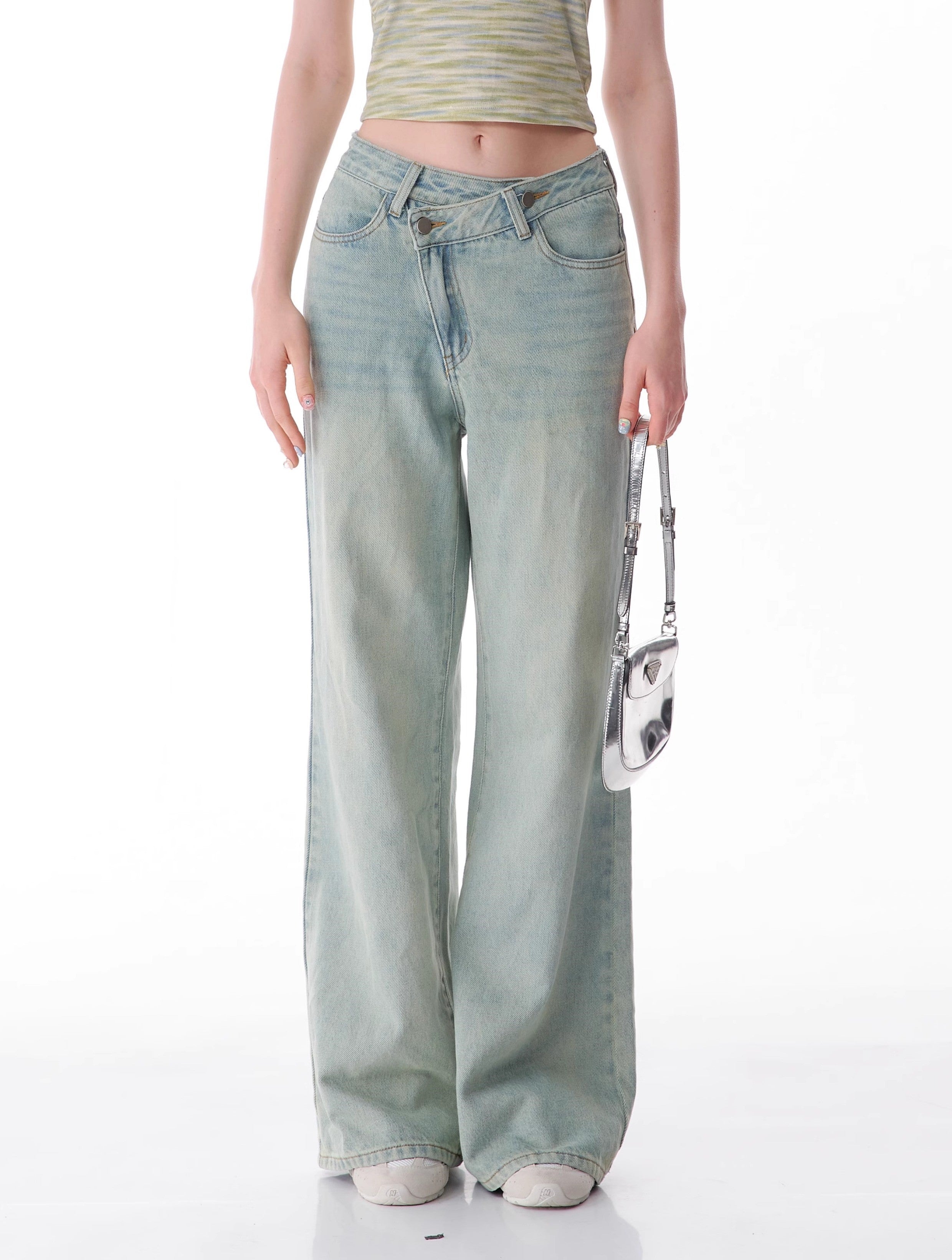 Jeans de pierna ancha con luz inclinada