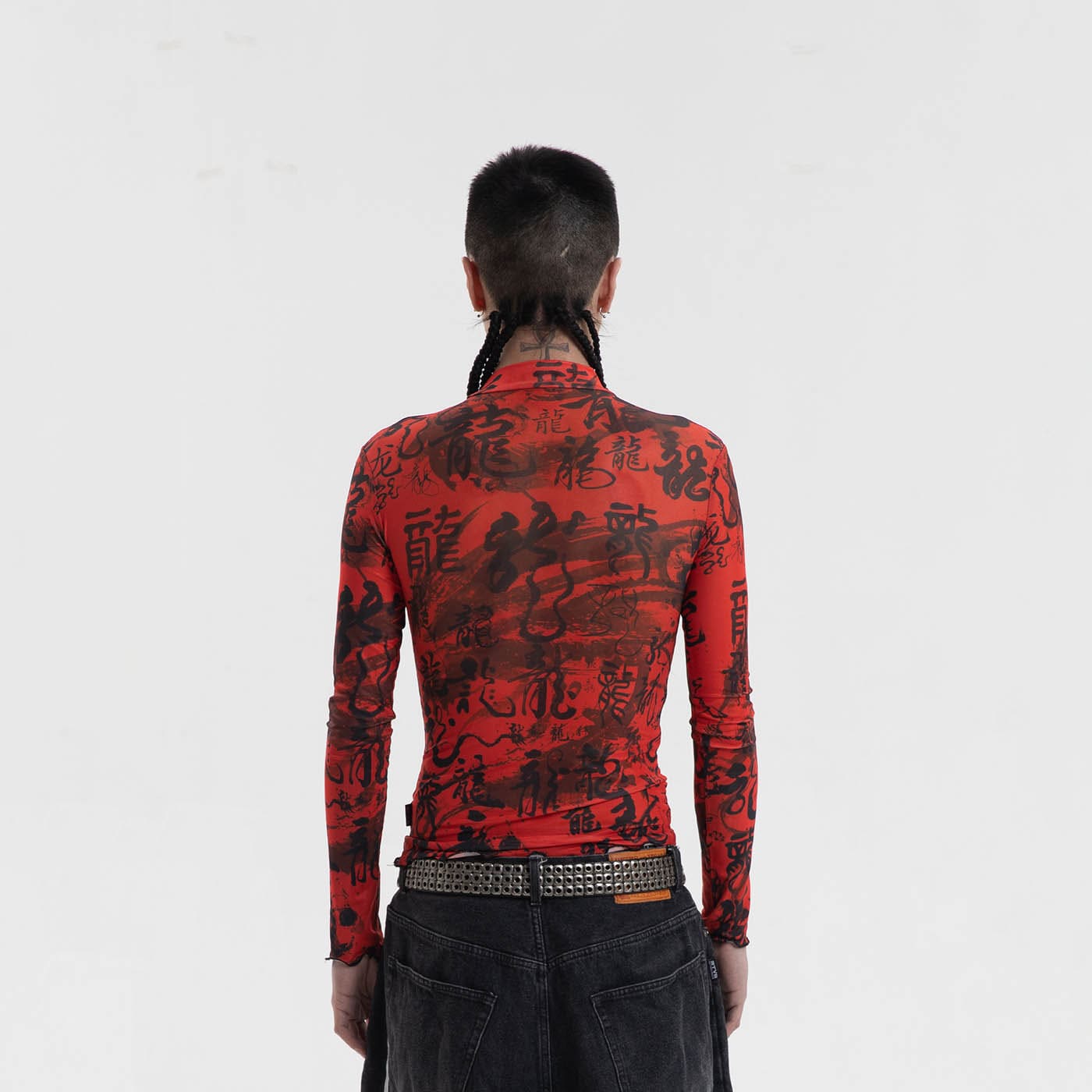 Rotes Rollkragenoberteil aus Netzstoff mit chinesischem Kalligraphie-Print