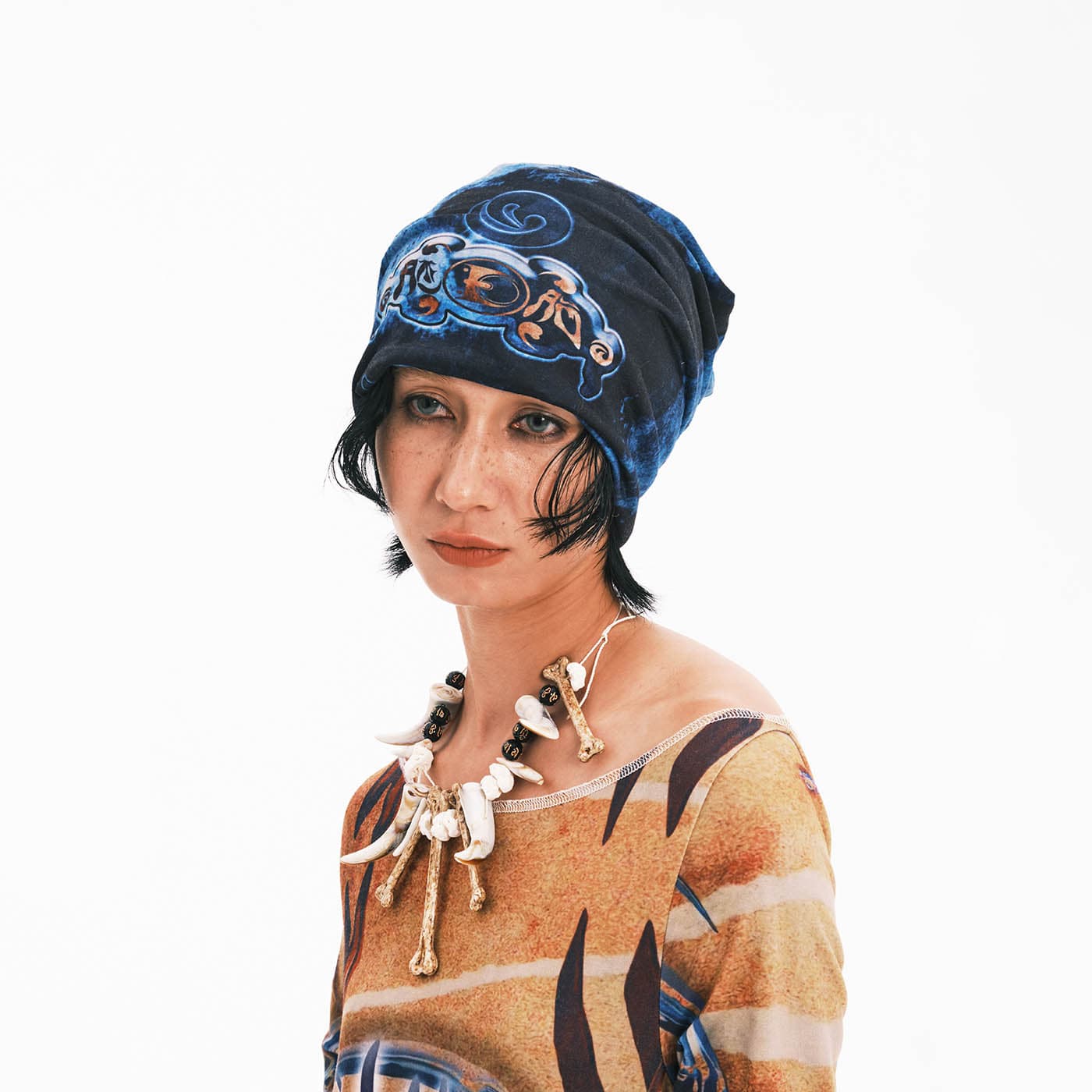 Embryon abstrait totem beanie noir