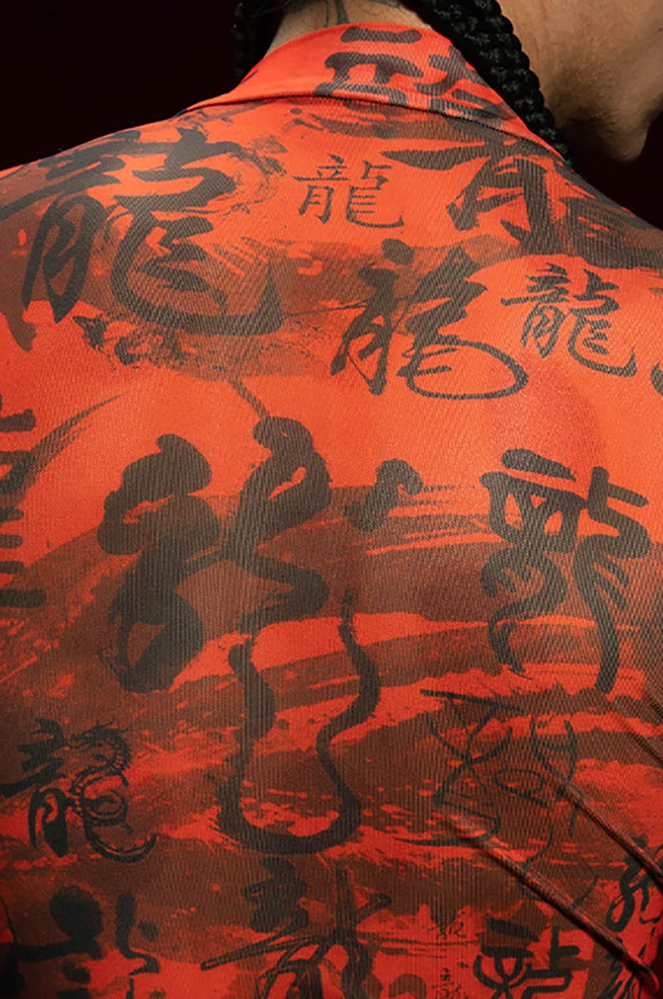 Rotes Rollkragenoberteil aus Netzstoff mit chinesischem Kalligraphie-Print