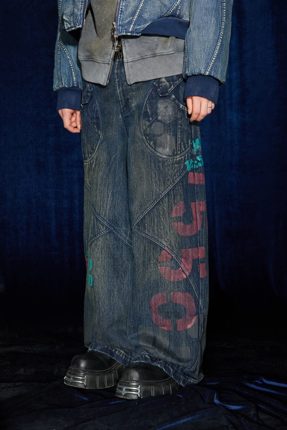 Jeans de pierna ancha de graffiti