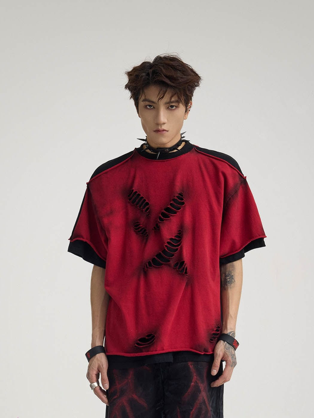 Doppelschichtige rote T-Shirt