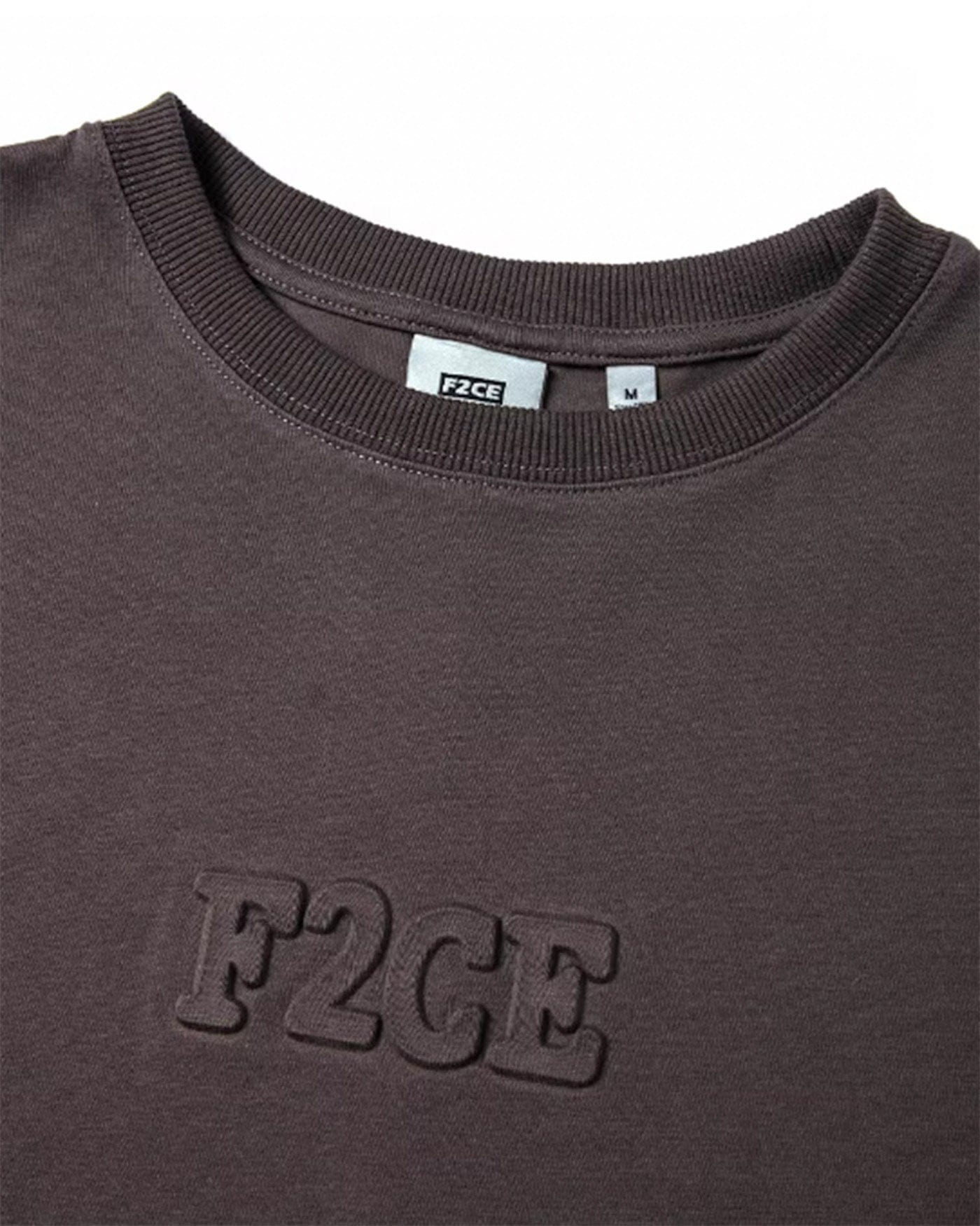 Tee de logo en relief