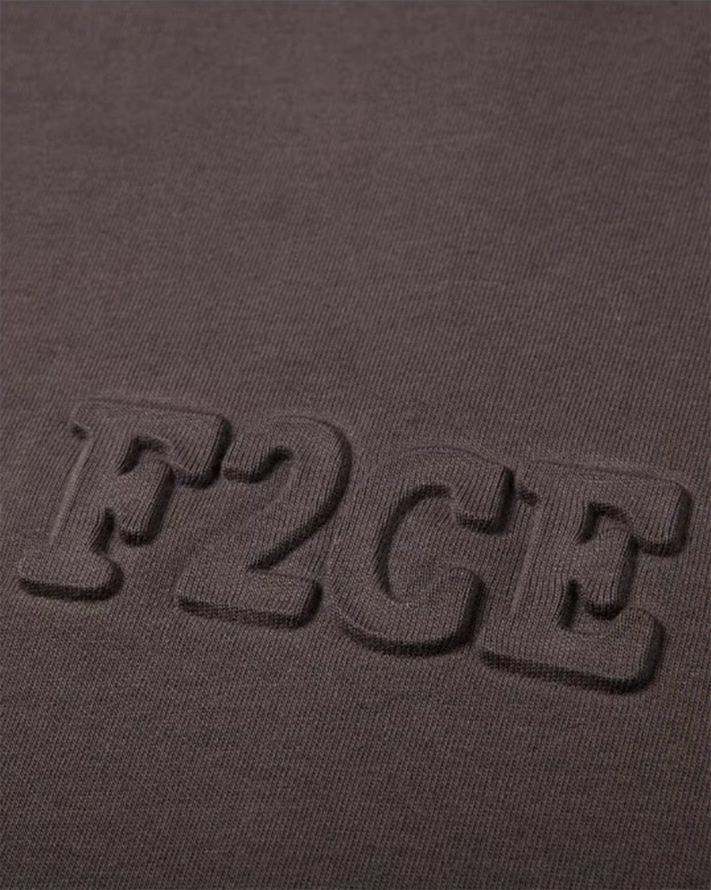 Tee de logo en relief