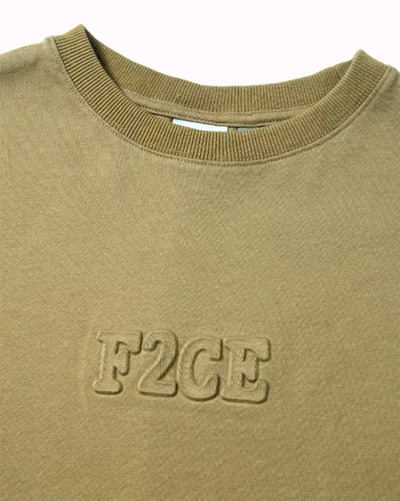 Tee de logo en relief