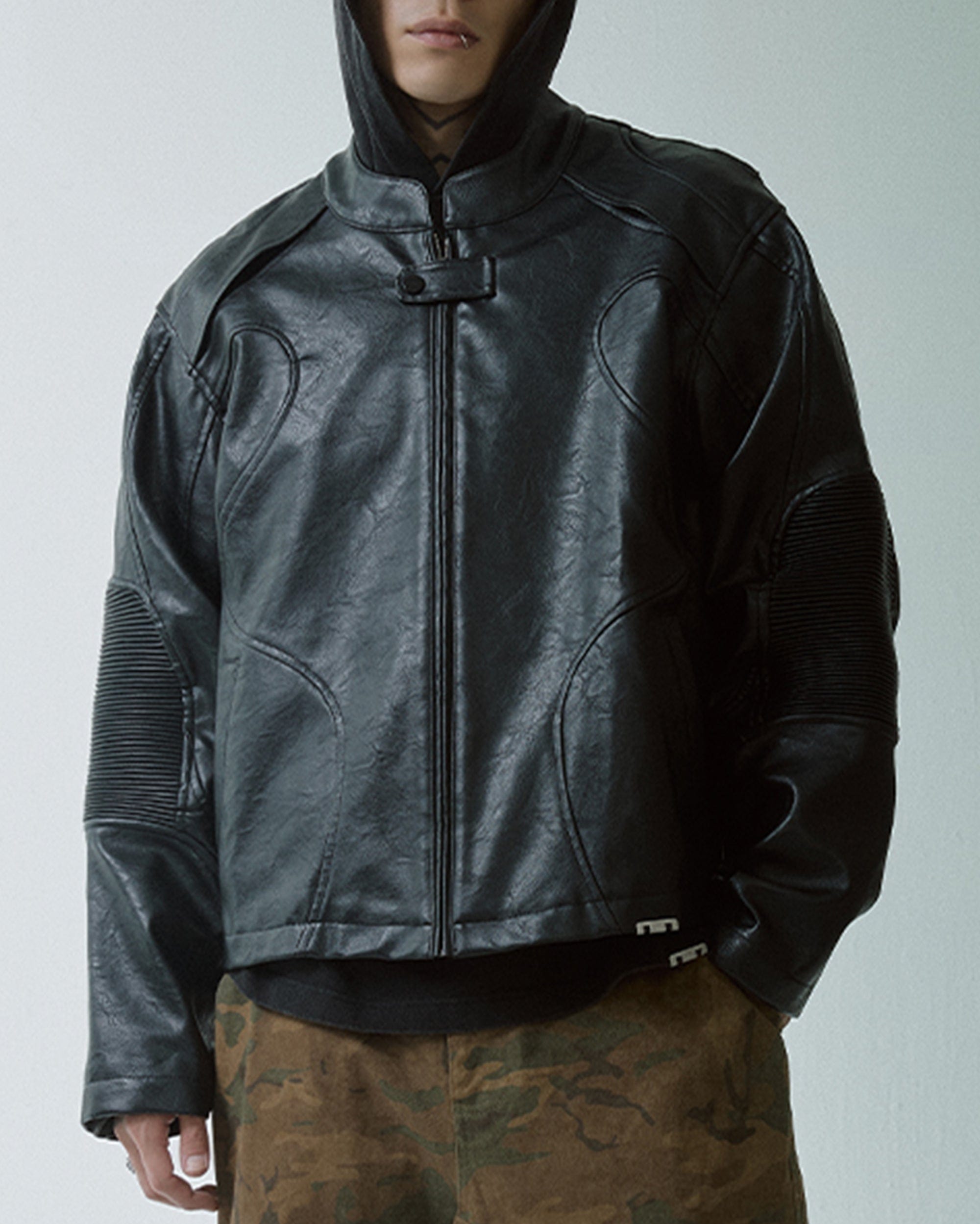 Lederjacke im Motorradstil