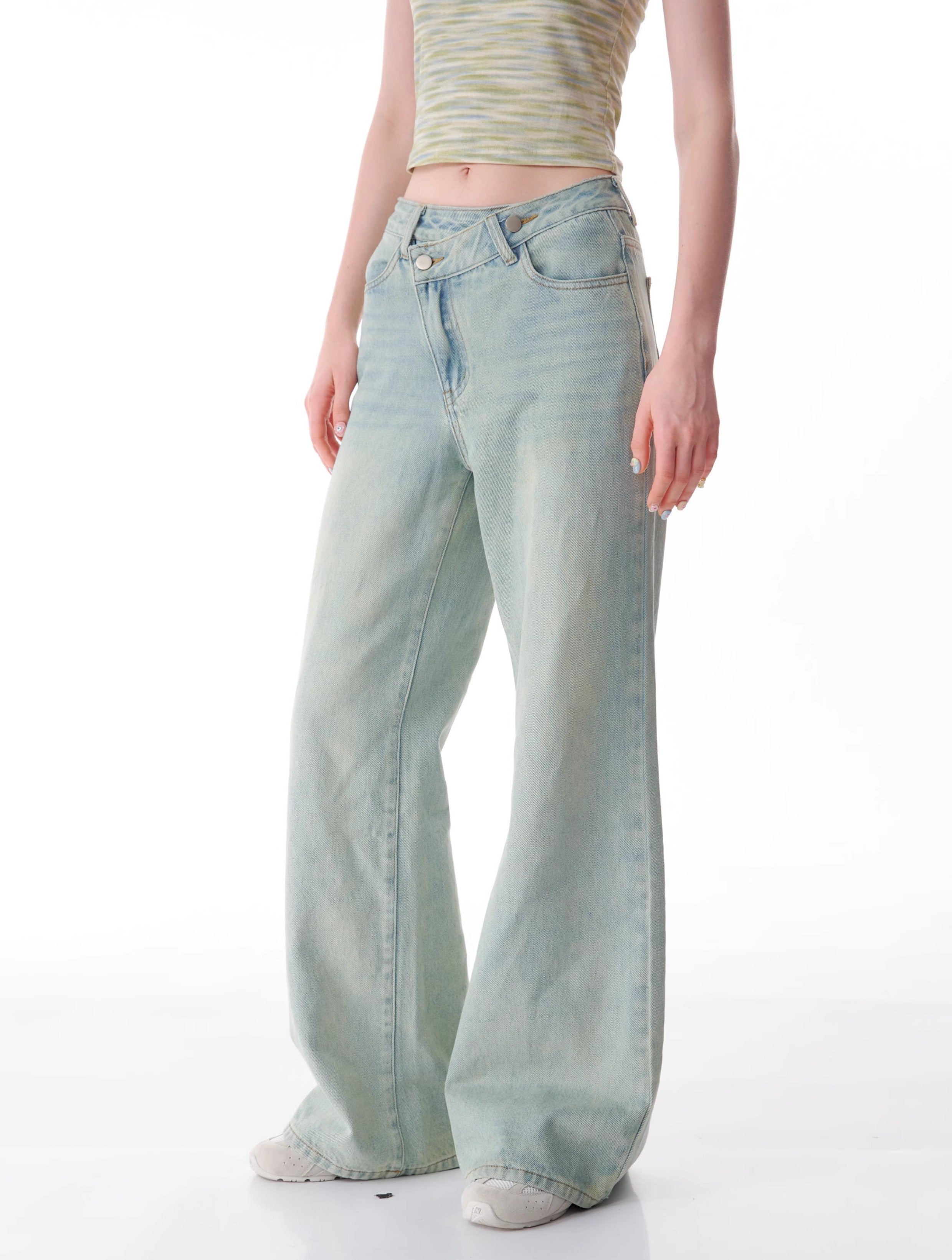 Jeans de pierna ancha con luz inclinada