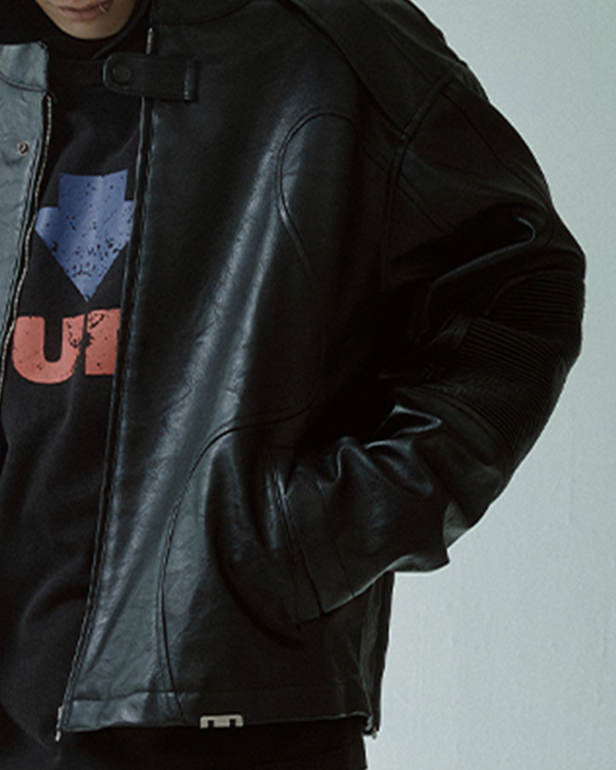 Lederjacke im Motorradstil