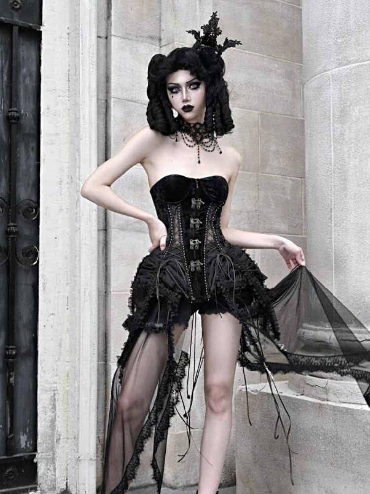 corset cage dress Beautiful flower gowns & metal cage corsets all inspired by designer @fioricouture pt. I I suggest you take a peek at her work the real pieces are actually insane #couture #flowers #