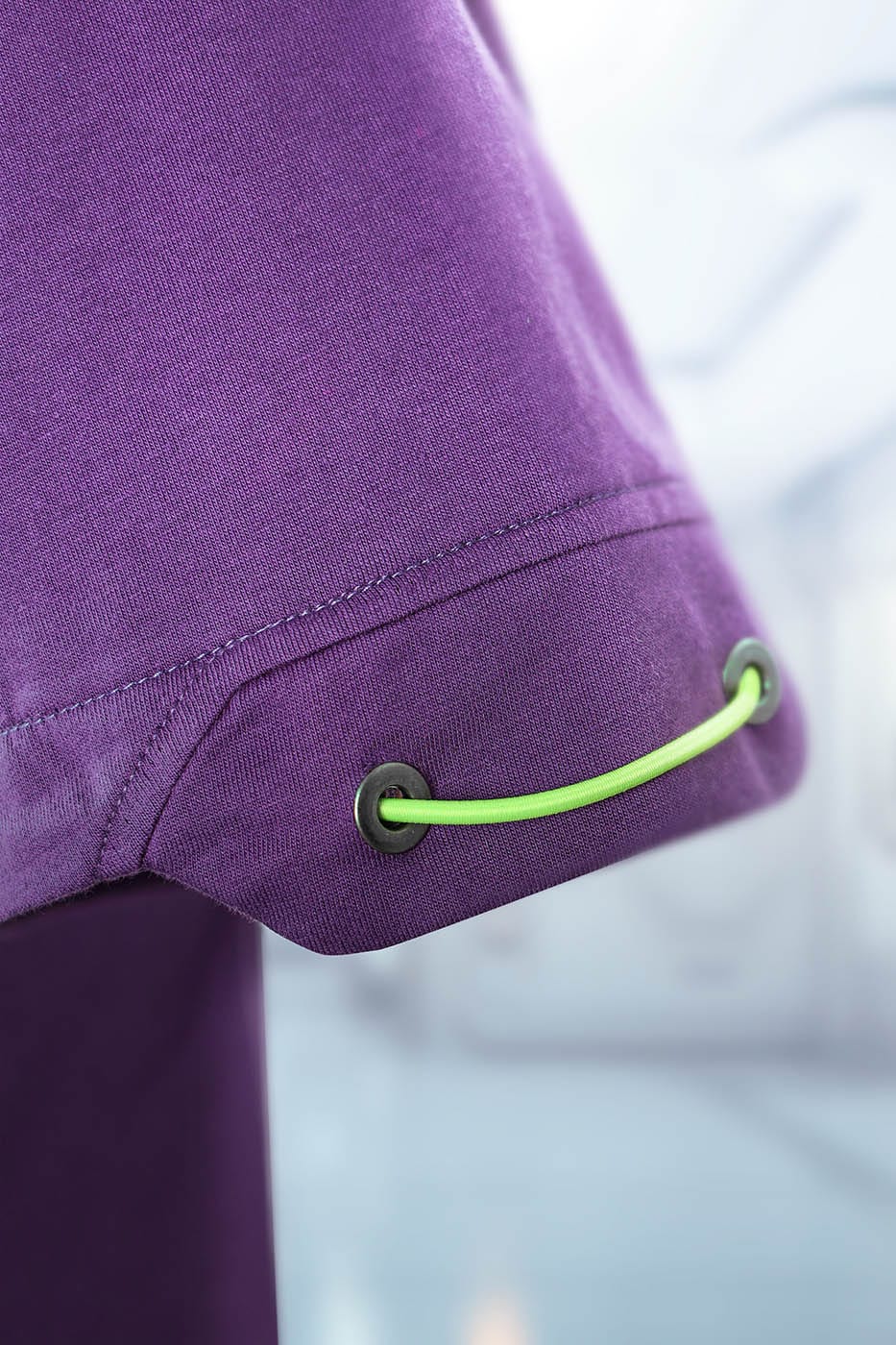 Tee de bolsillo de carga púrpura.