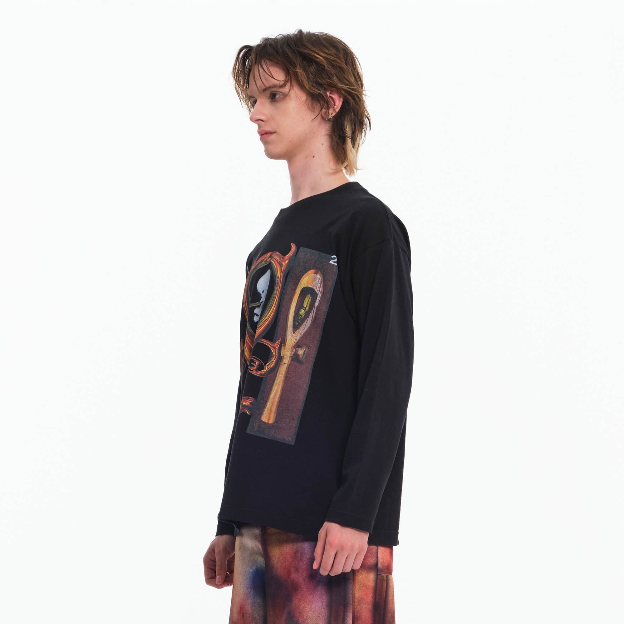 Tee de manga larga gráficos de la cruz de la cueva de la cueva