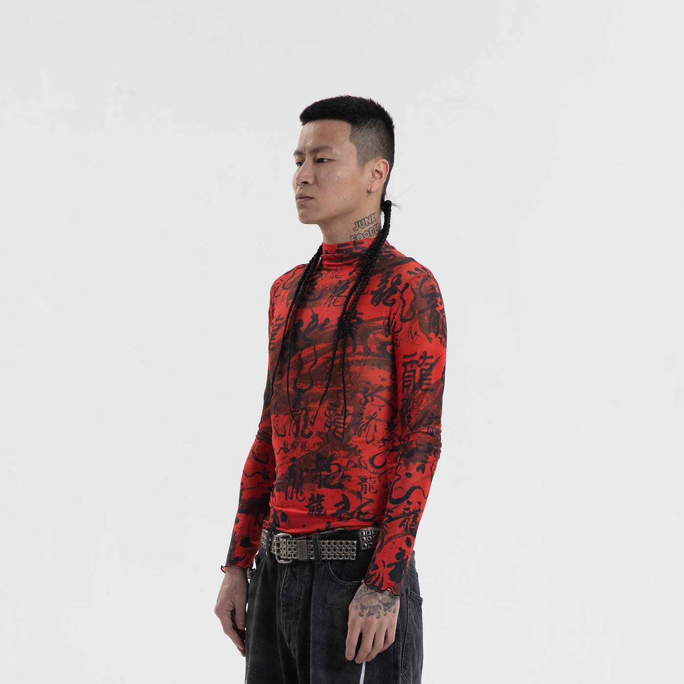 Rotes Rollkragenoberteil aus Netzstoff mit chinesischem Kalligraphie-Print