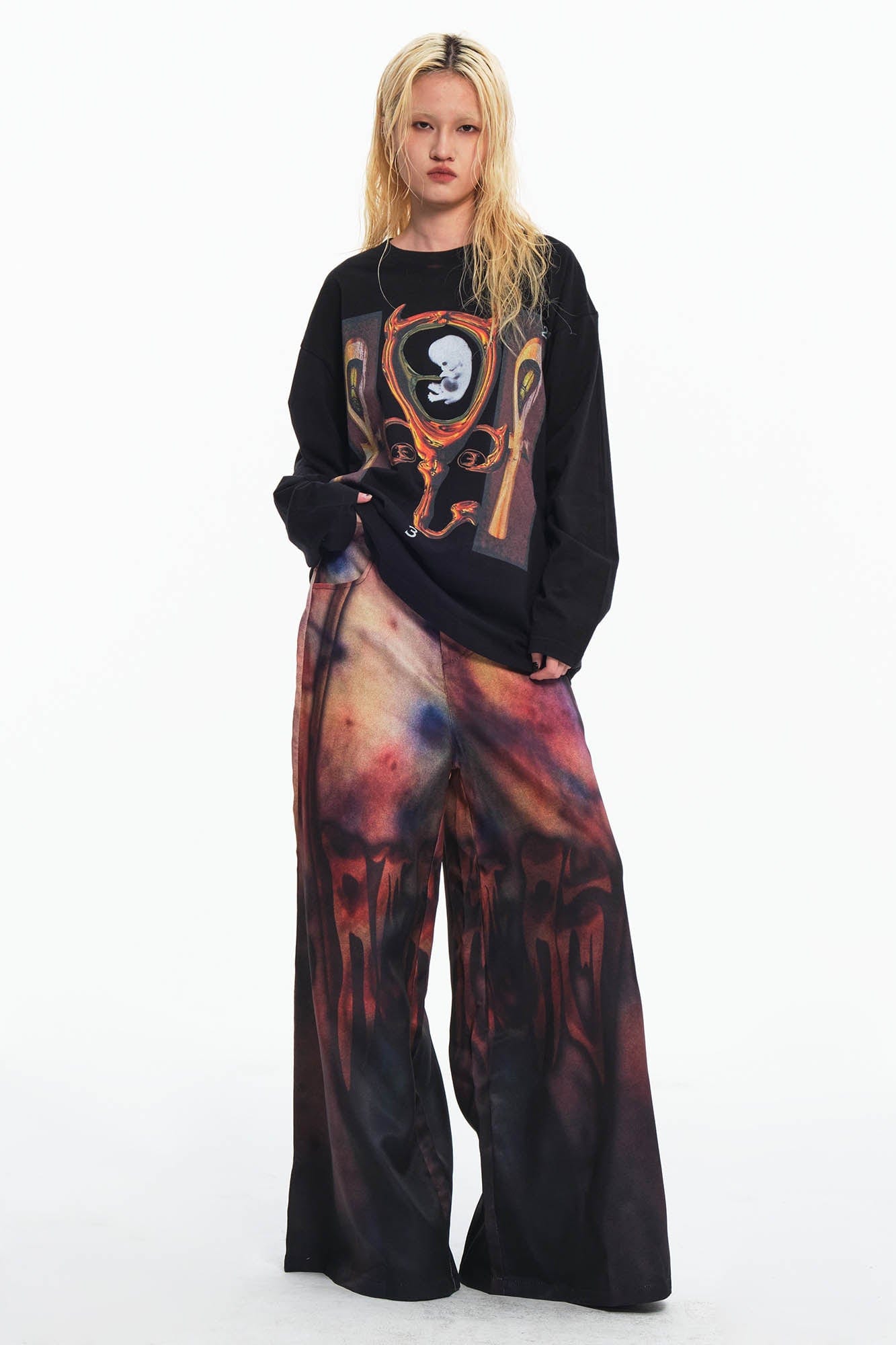 Tee de manga larga gráficos de la cruz de la cueva de la cueva