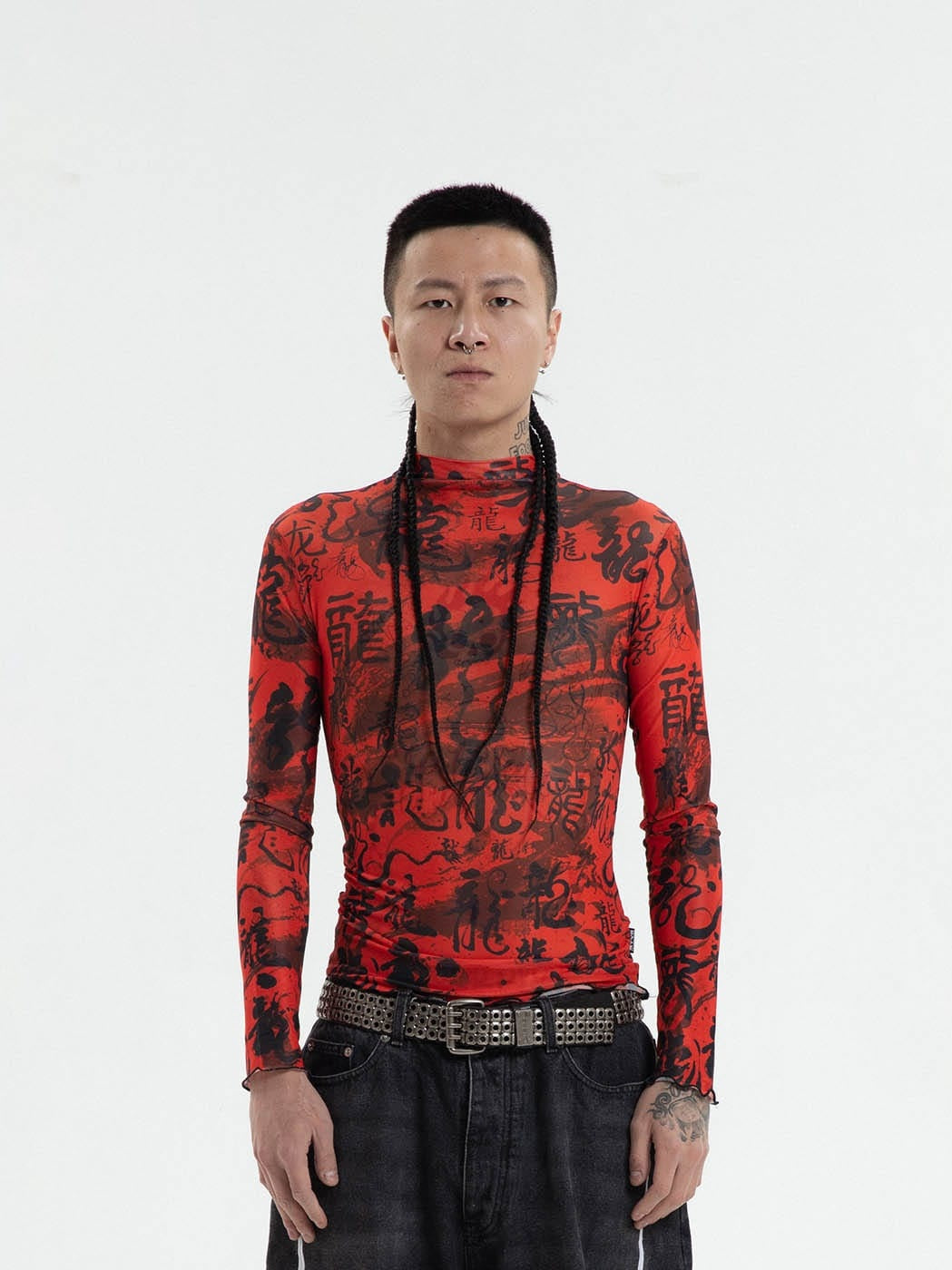Rotes Rollkragenoberteil aus Netzstoff mit chinesischem Kalligraphie-Print