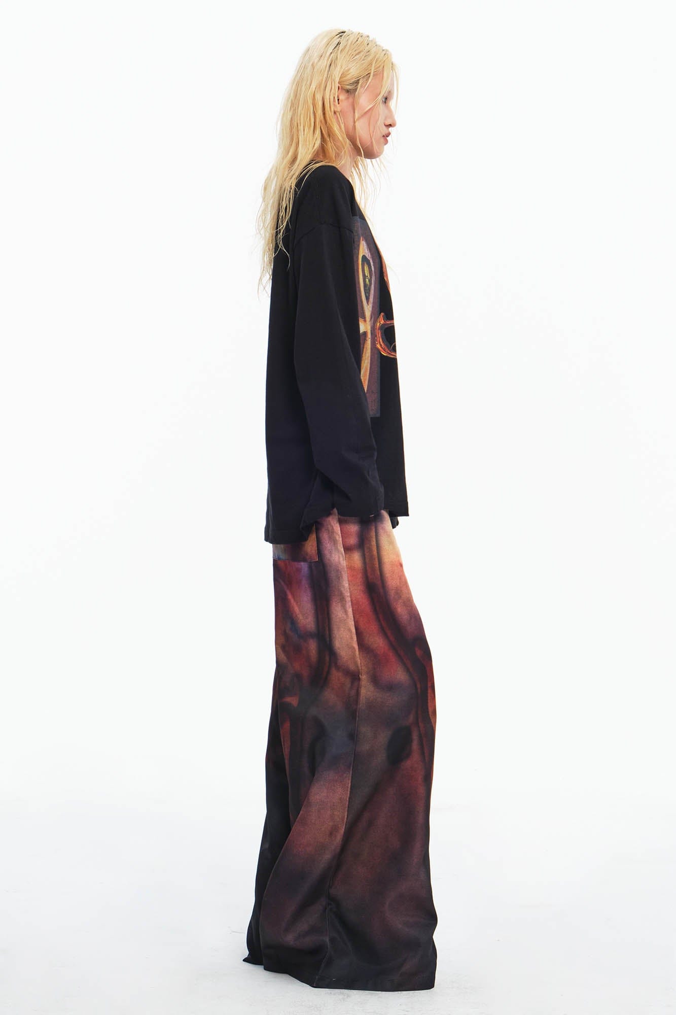 Tee de manga larga gráficos de la cruz de la cueva de la cueva