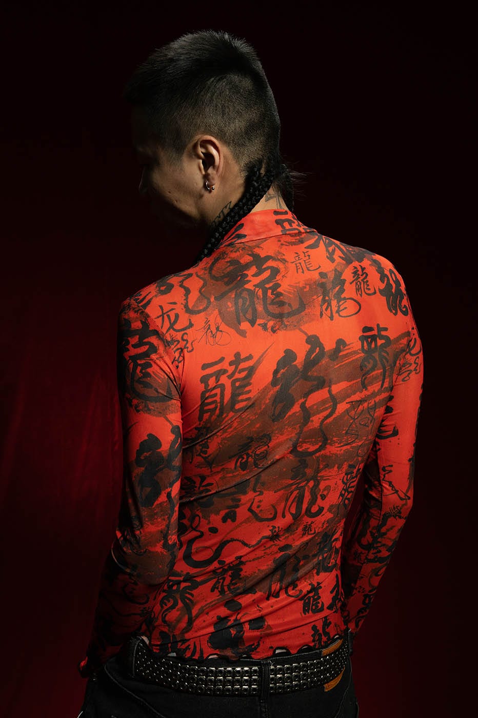 Rotes Rollkragenoberteil aus Netzstoff mit chinesischem Kalligraphie-Print