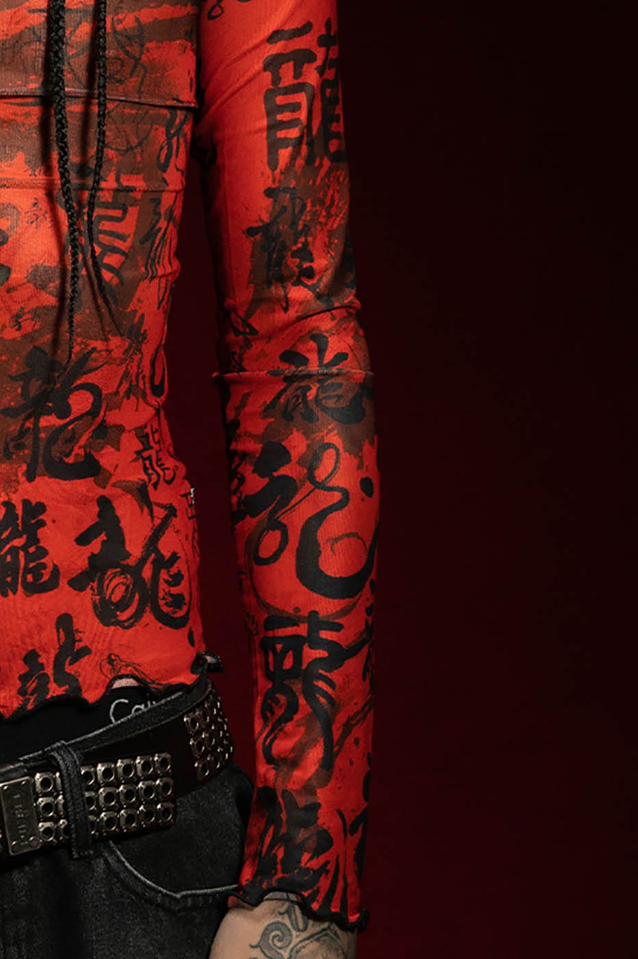 Rotes Rollkragenoberteil aus Netzstoff mit chinesischem Kalligraphie-Print