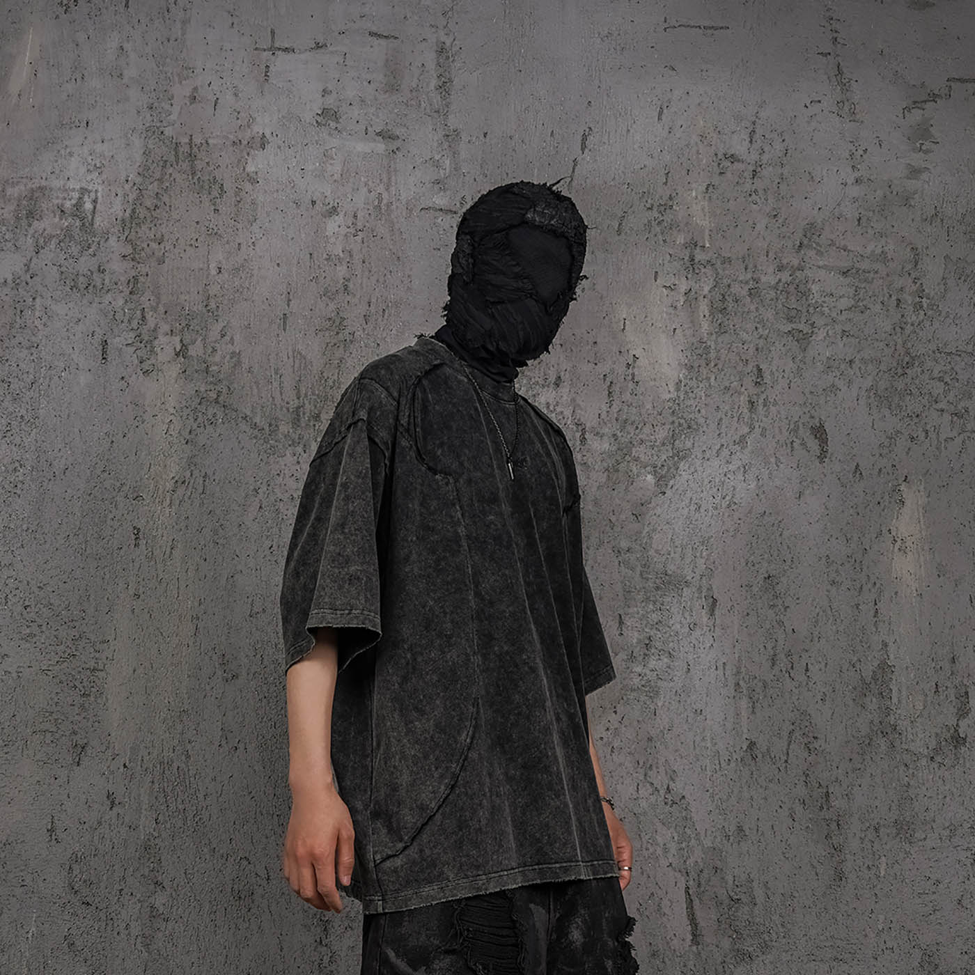 Camiseta negra estructurada lavada