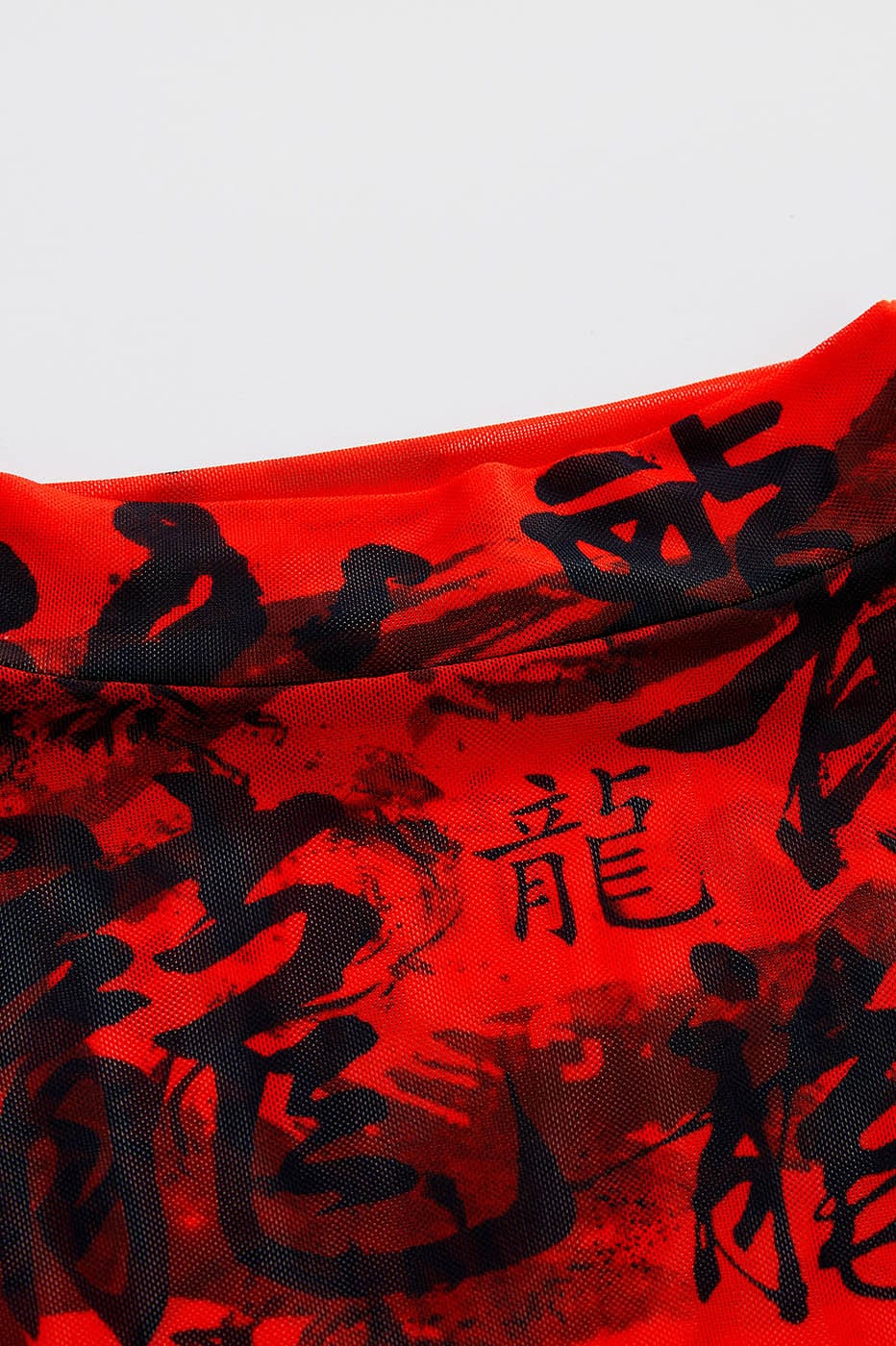 Rotes Rollkragenoberteil aus Netzstoff mit chinesischem Kalligraphie-Print