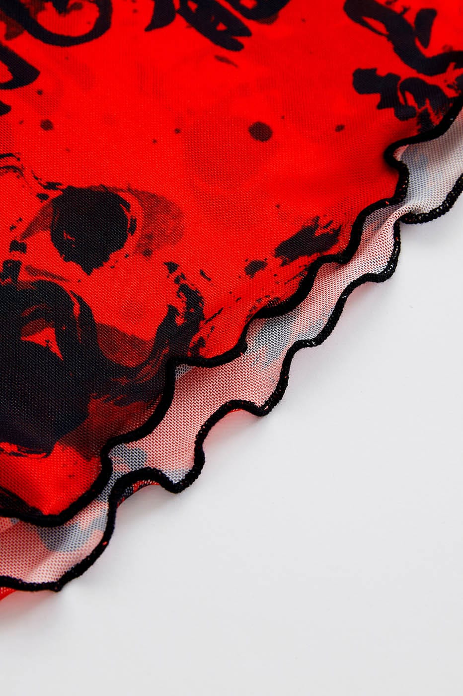 Rotes Rollkragenoberteil aus Netzstoff mit chinesischem Kalligraphie-Print