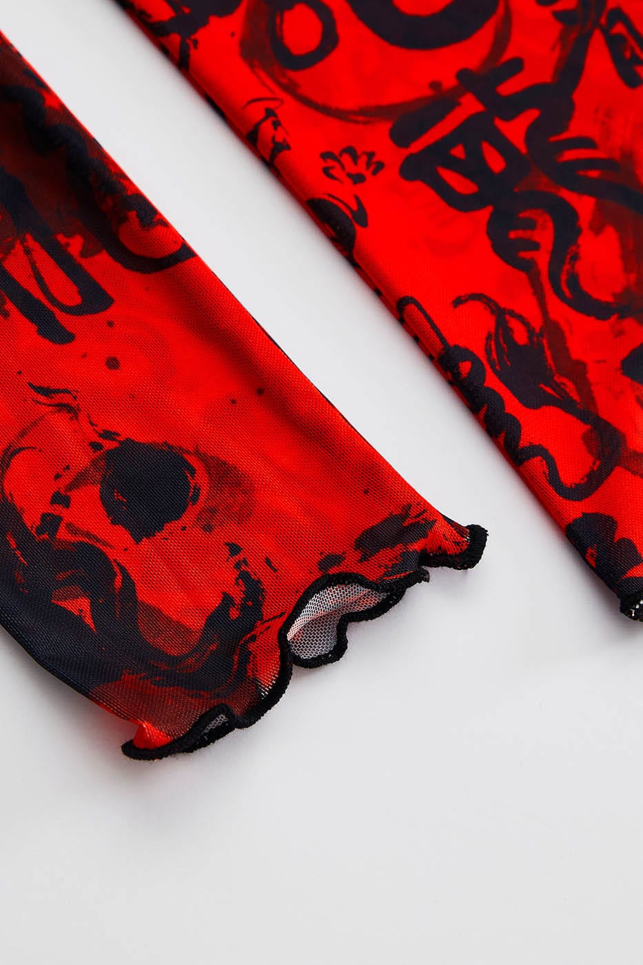 Rotes Rollkragenoberteil aus Netzstoff mit chinesischem Kalligraphie-Print