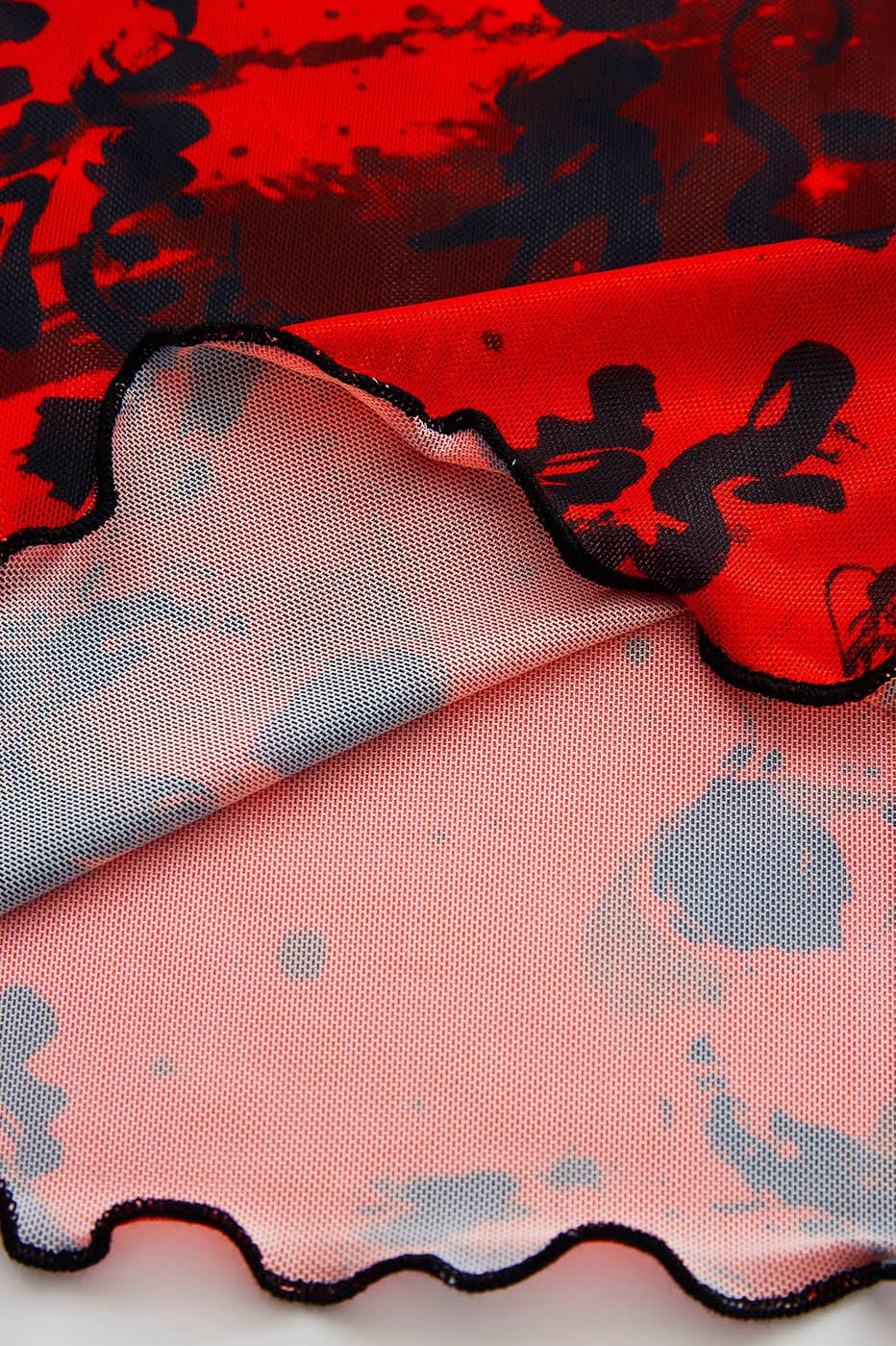 Rotes Rollkragenoberteil aus Netzstoff mit chinesischem Kalligraphie-Print
