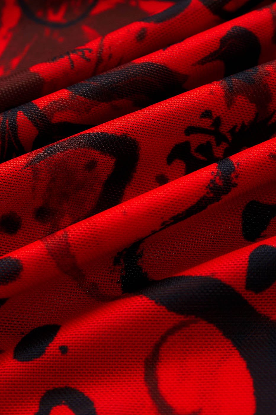 Rotes Rollkragenoberteil aus Netzstoff mit chinesischem Kalligraphie-Print