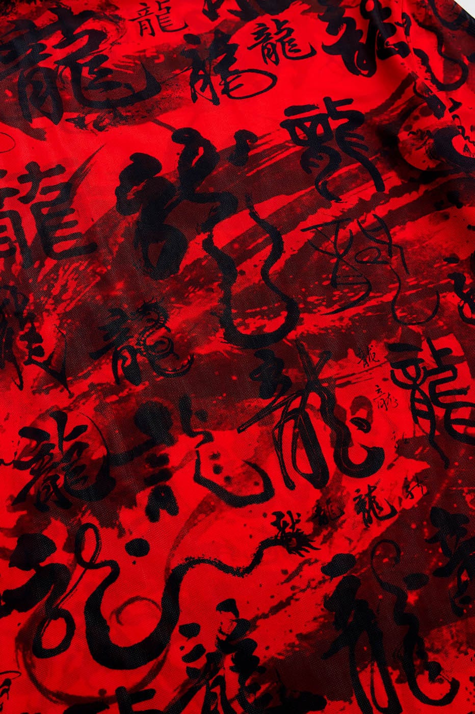 Rotes Rollkragenoberteil aus Netzstoff mit chinesischem Kalligraphie-Print
