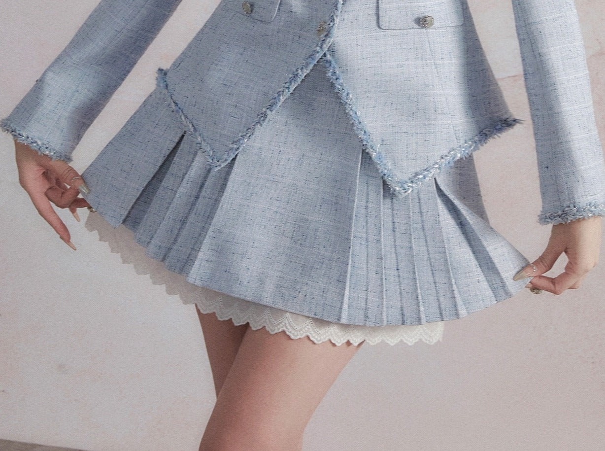 Blazer en tweed bleu pastel et jupe plissée avec garniture en dentelle