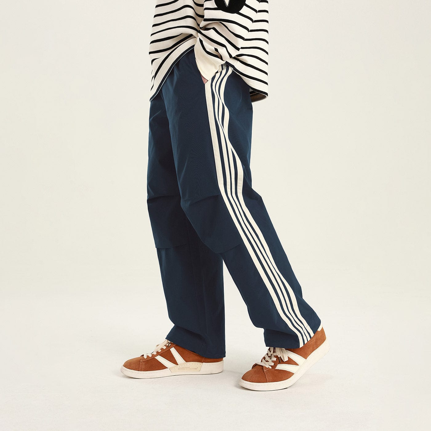 Pantalones atléticos a rayas laterales