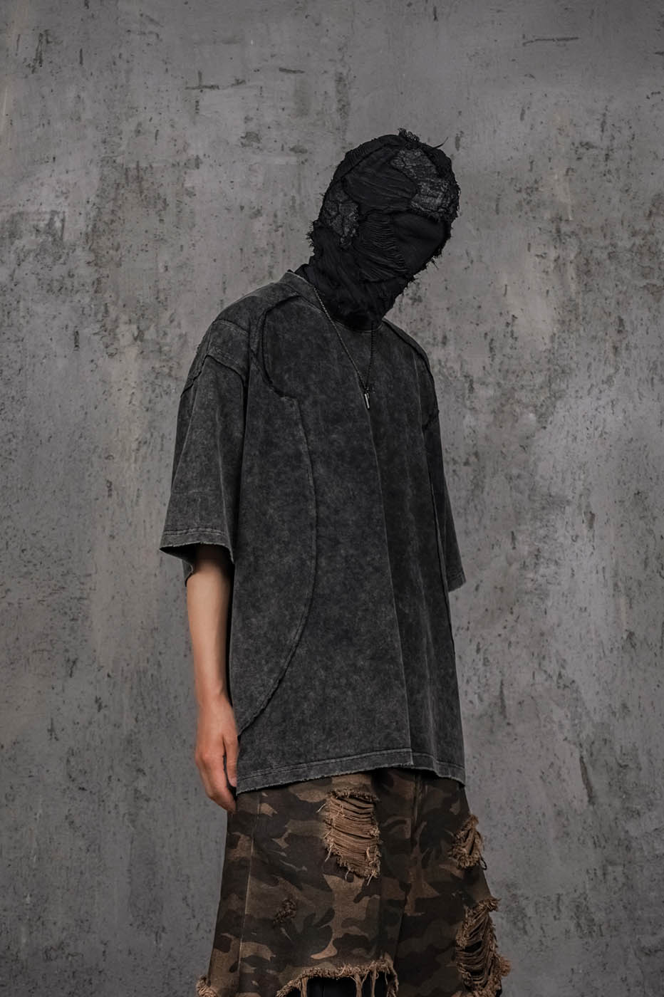 Camiseta negra estructurada lavada
