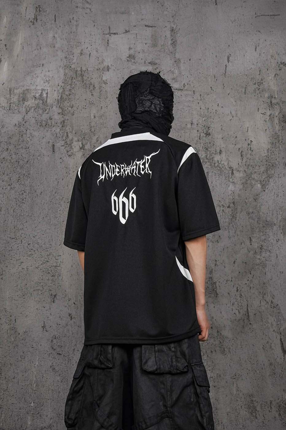 Tee de deportes geométricos negros