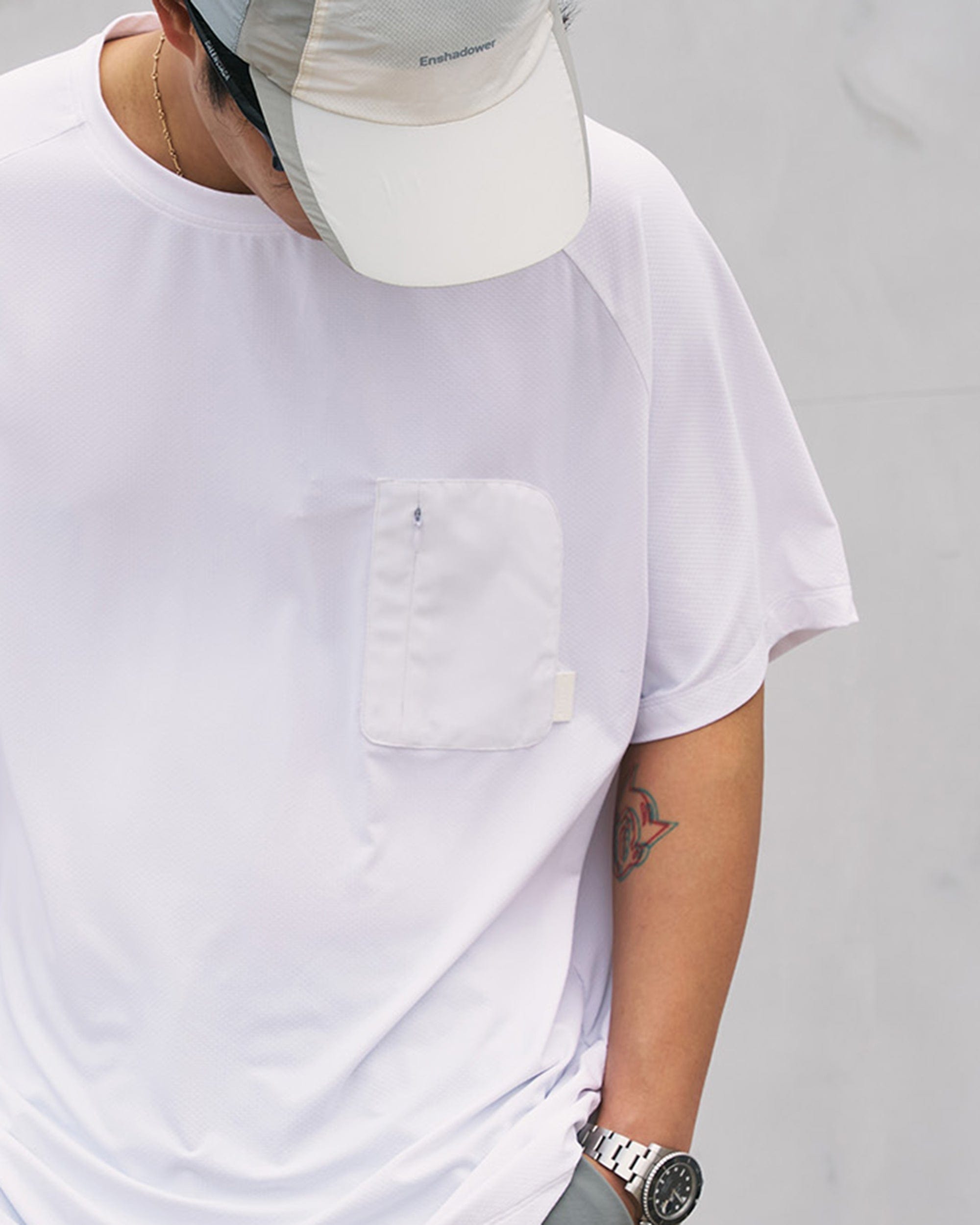 Camiseta de bolsillo de manga de capa