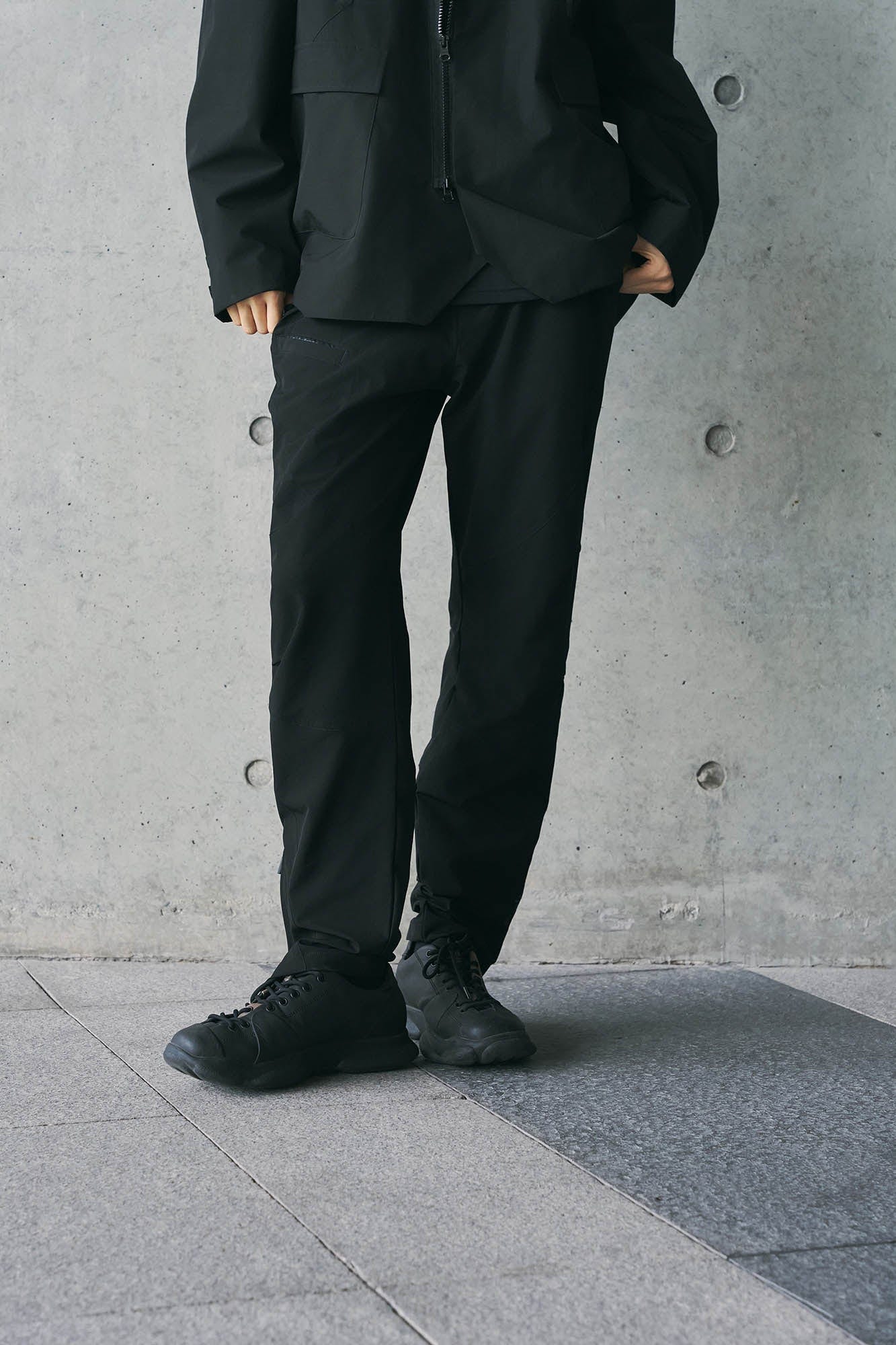 Pantalones de pista arrugados con ranura tecnológica