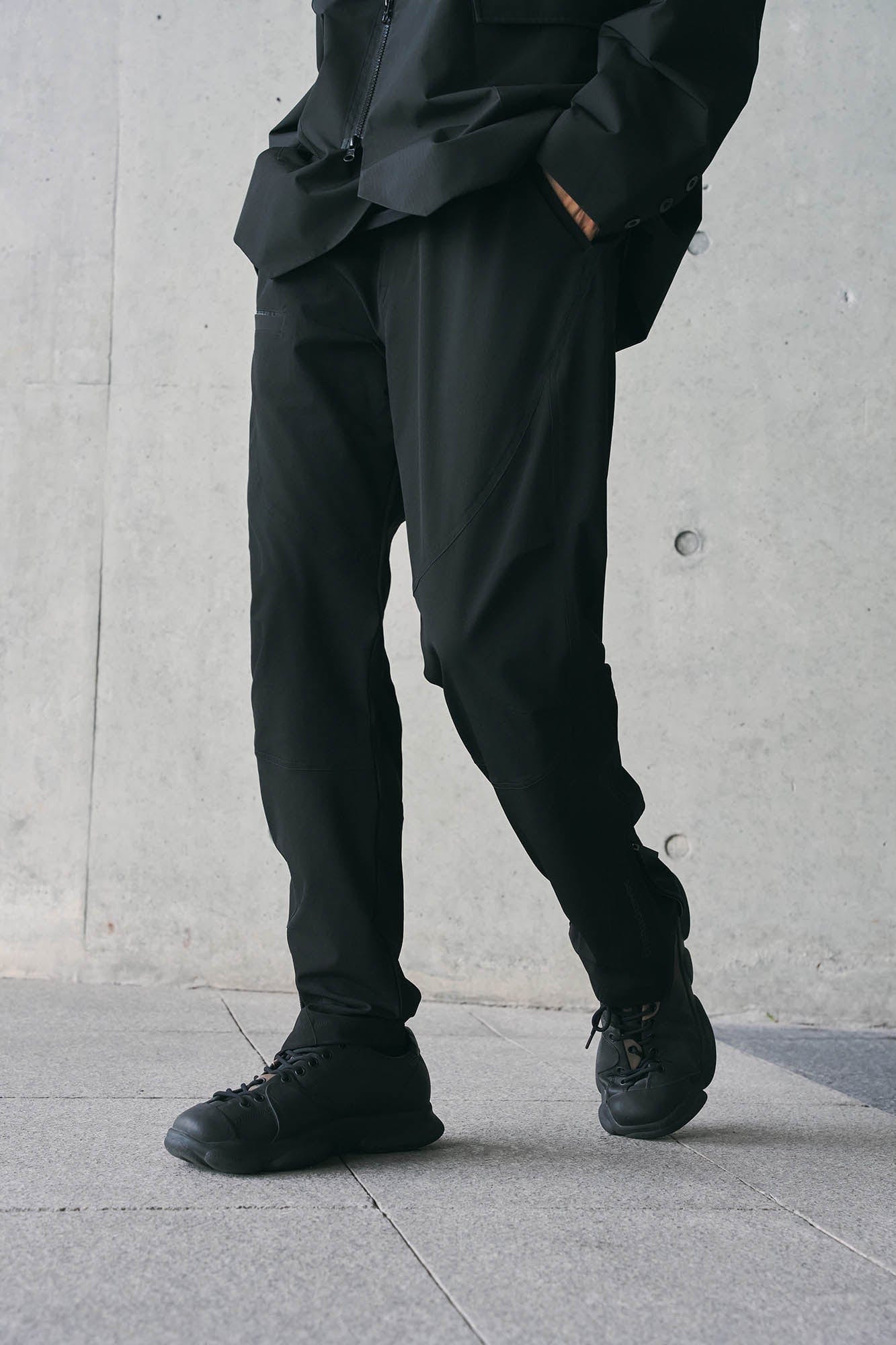 Pantalones de pista arrugados con ranura tecnológica
