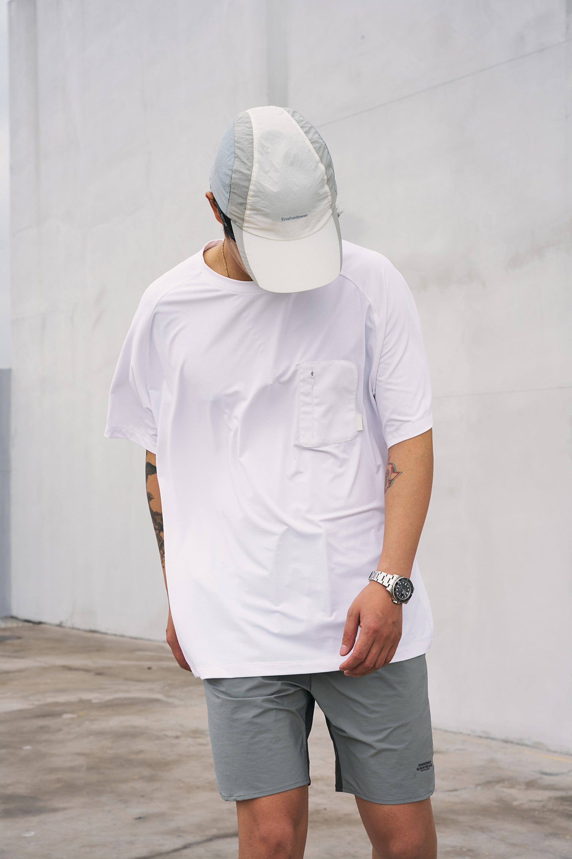 Camiseta de bolsillo de manga de capa