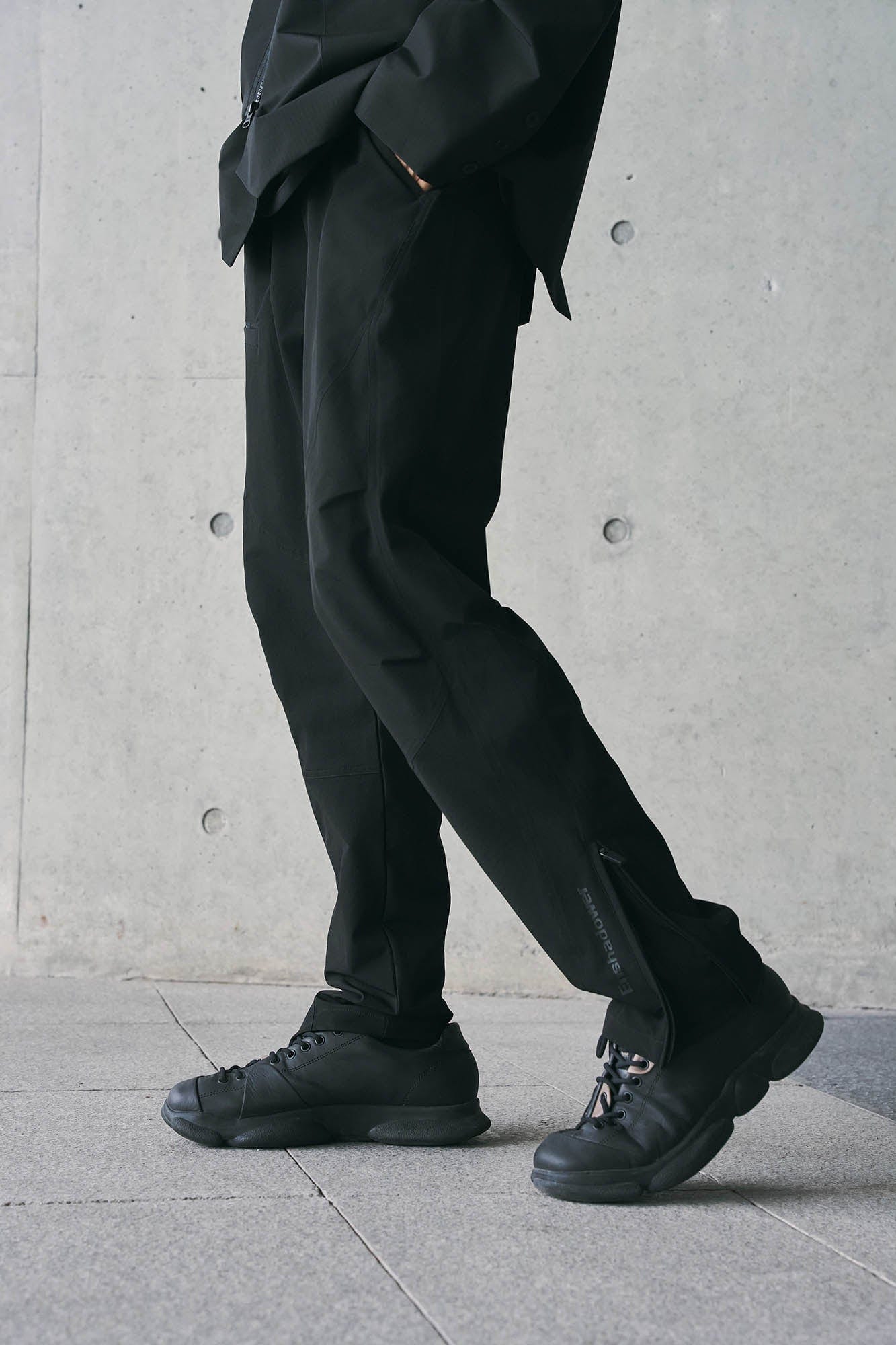 Pantalones de pista arrugados con ranura tecnológica