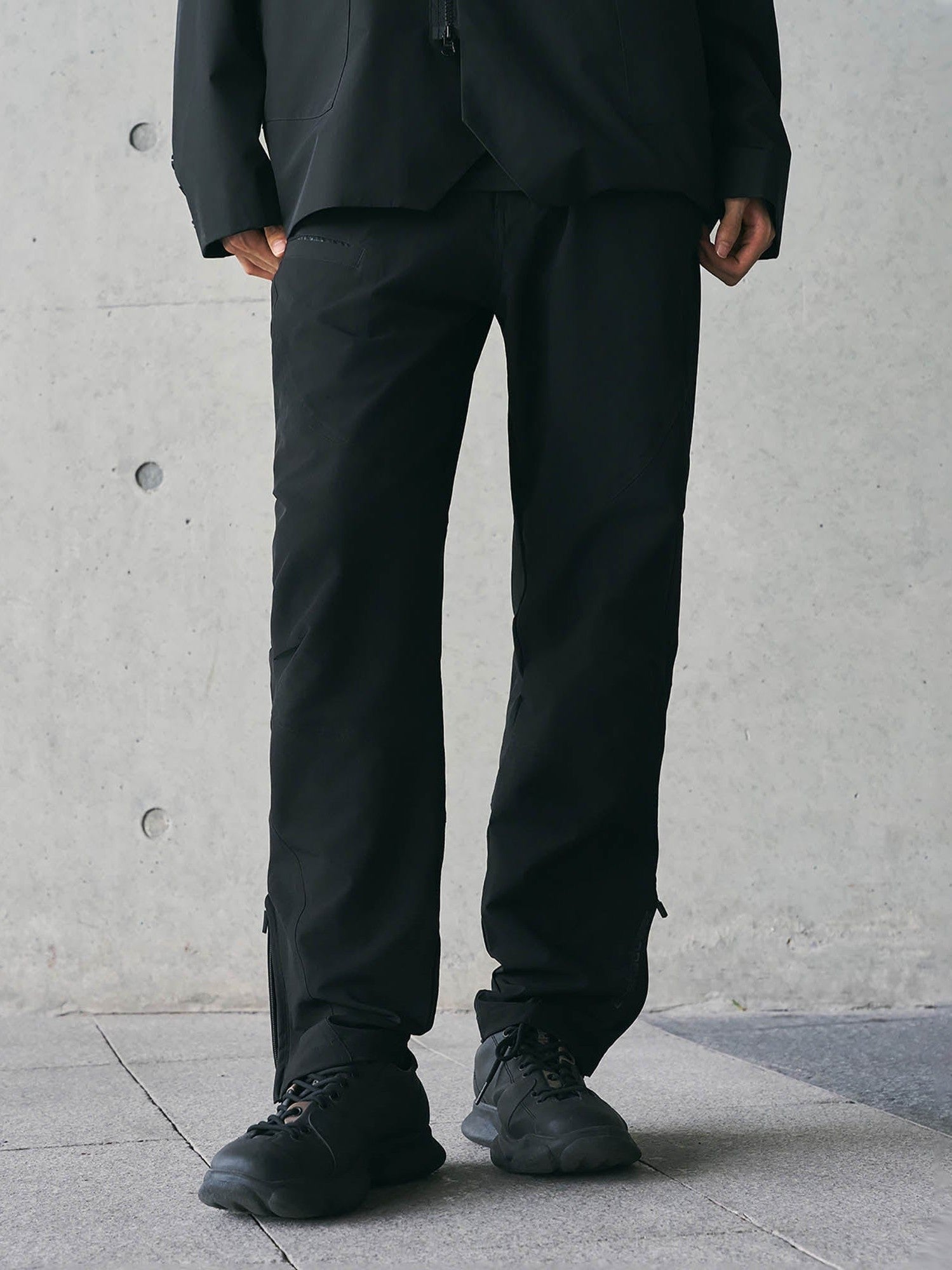 Pantalones de pista arrugados con ranura tecnológica