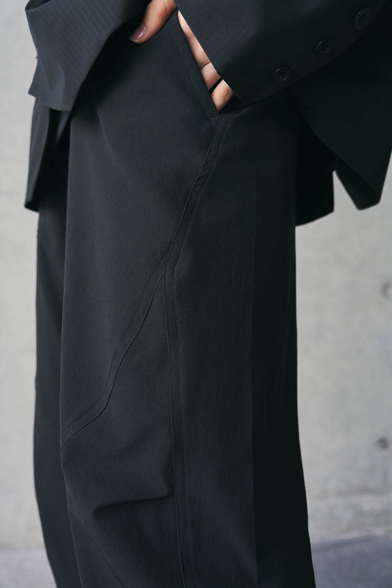 Pantalones de pista arrugados con ranura tecnológica